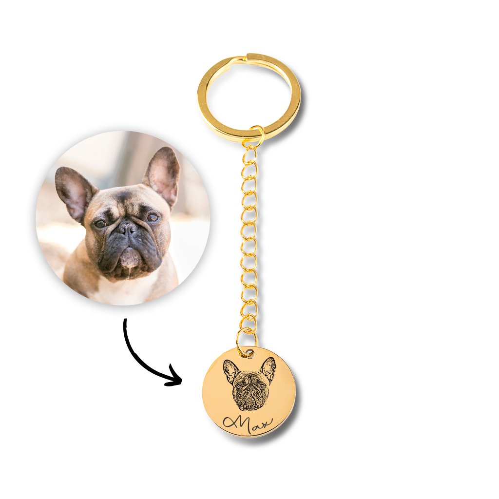 Porte-clés gravé portrait chien personnalisé, imprimé en France, avec chien bouledogue, chaîne dorée et médaillon rond. Papier FSC.