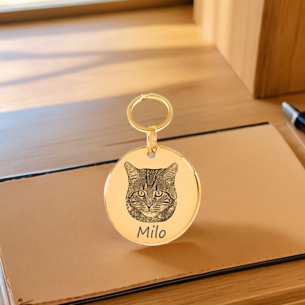 Porte-clés personnalisé avec photo de chat Milo, gravé et réalisé en France, posé sur un bureau en bois.