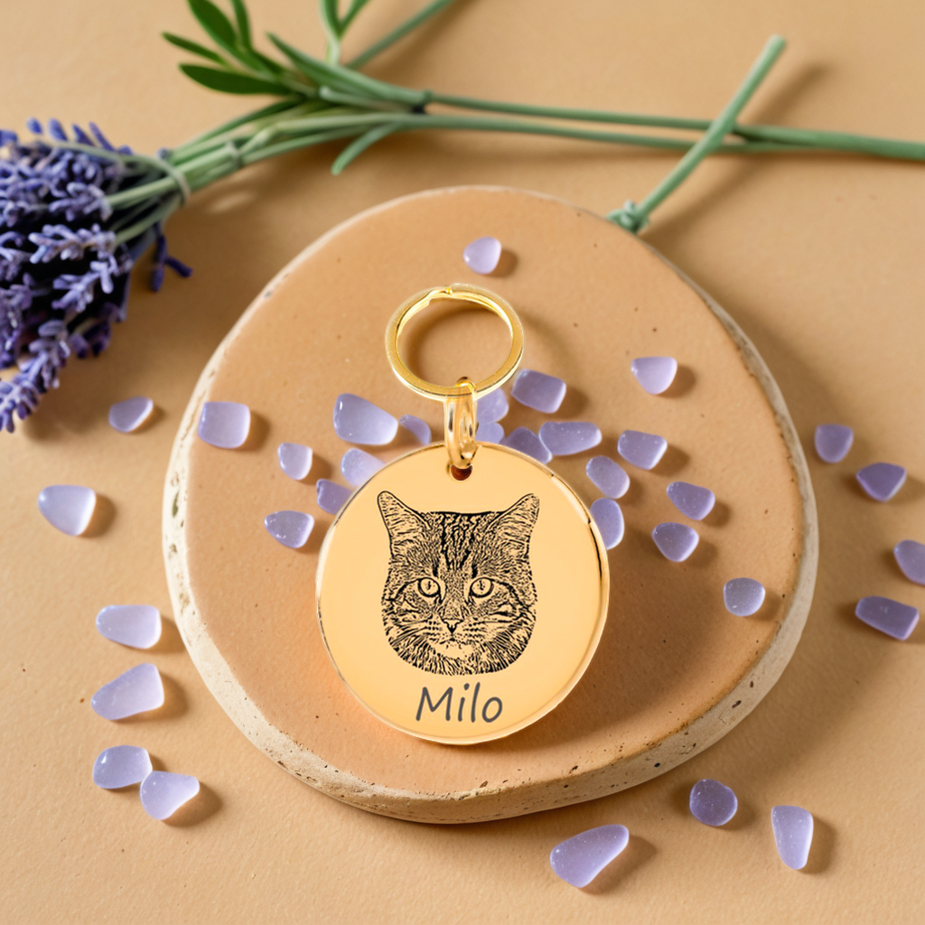 Porte-clés gravé avec photo de chat personnalisé, réalisé en France, sur fond décoratif avec lavande et pierres violettes.