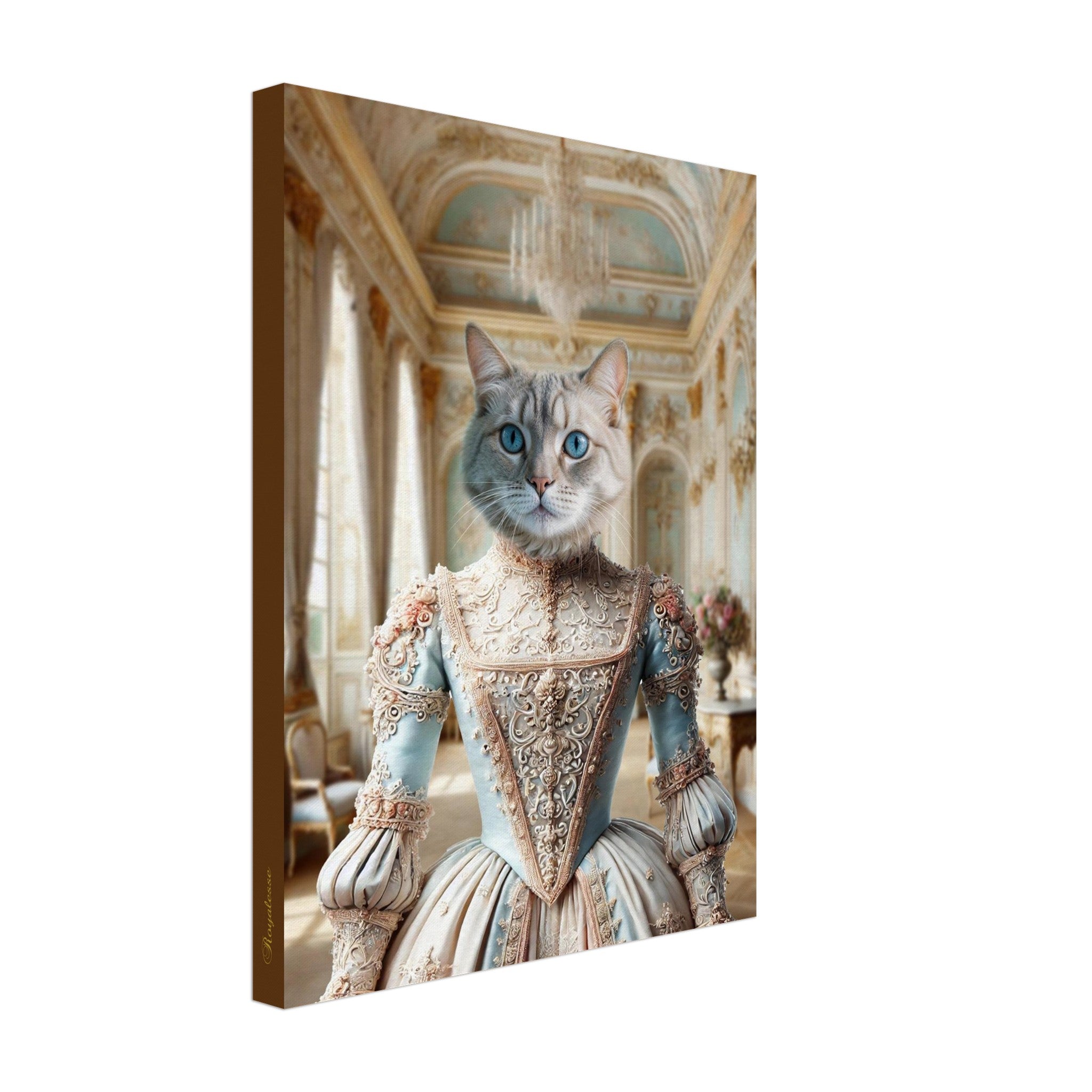 Portrait d’un chat bleu aux yeux vifs en robe somptueuse brodée style XVIIIe siècle dans un somptueux salon baroque de palais, impression décorative sur toile.
