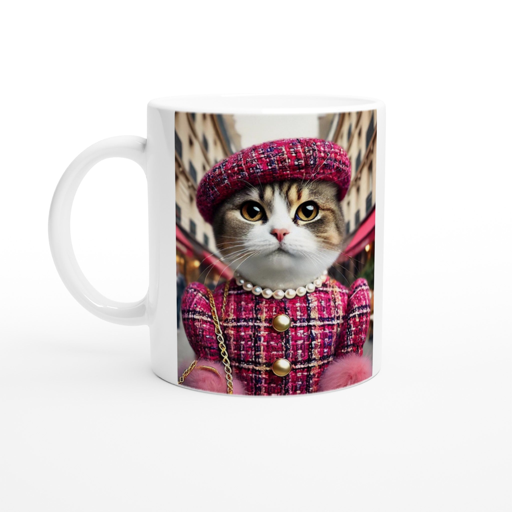 Tasse blanche imprimée d’un chat stylé portant un béret et une veste roses en tweed, collier de perles et sac à chaîne dorée, sur fond de rue urbaine.