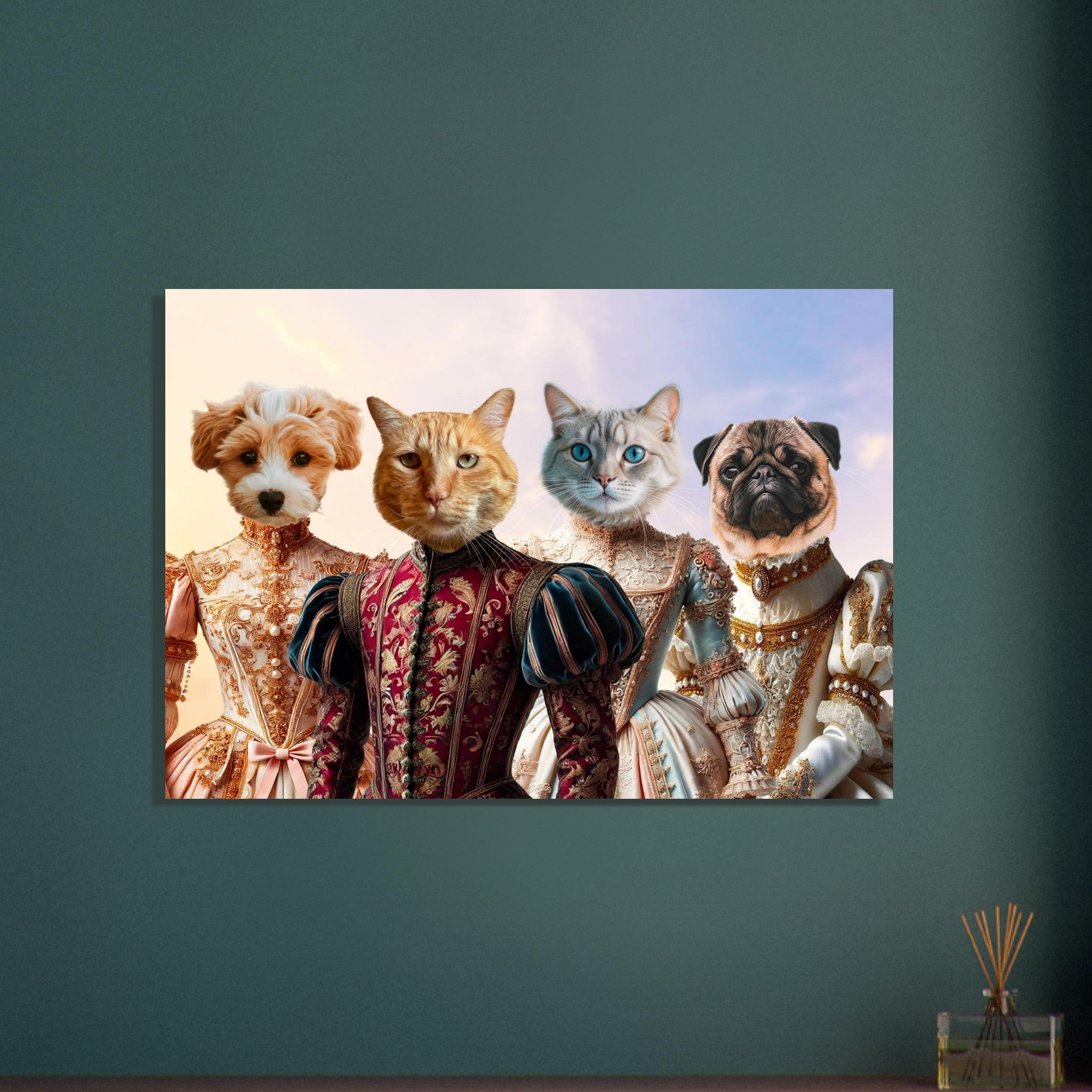 Quatre animaux anthropomorphes – un chiot crème et marron, un chat roux, un chat gris aux yeux bleus et un carlin beige – vêtus de somptueux costumes Renaissance richement brodés sur fond pastel.