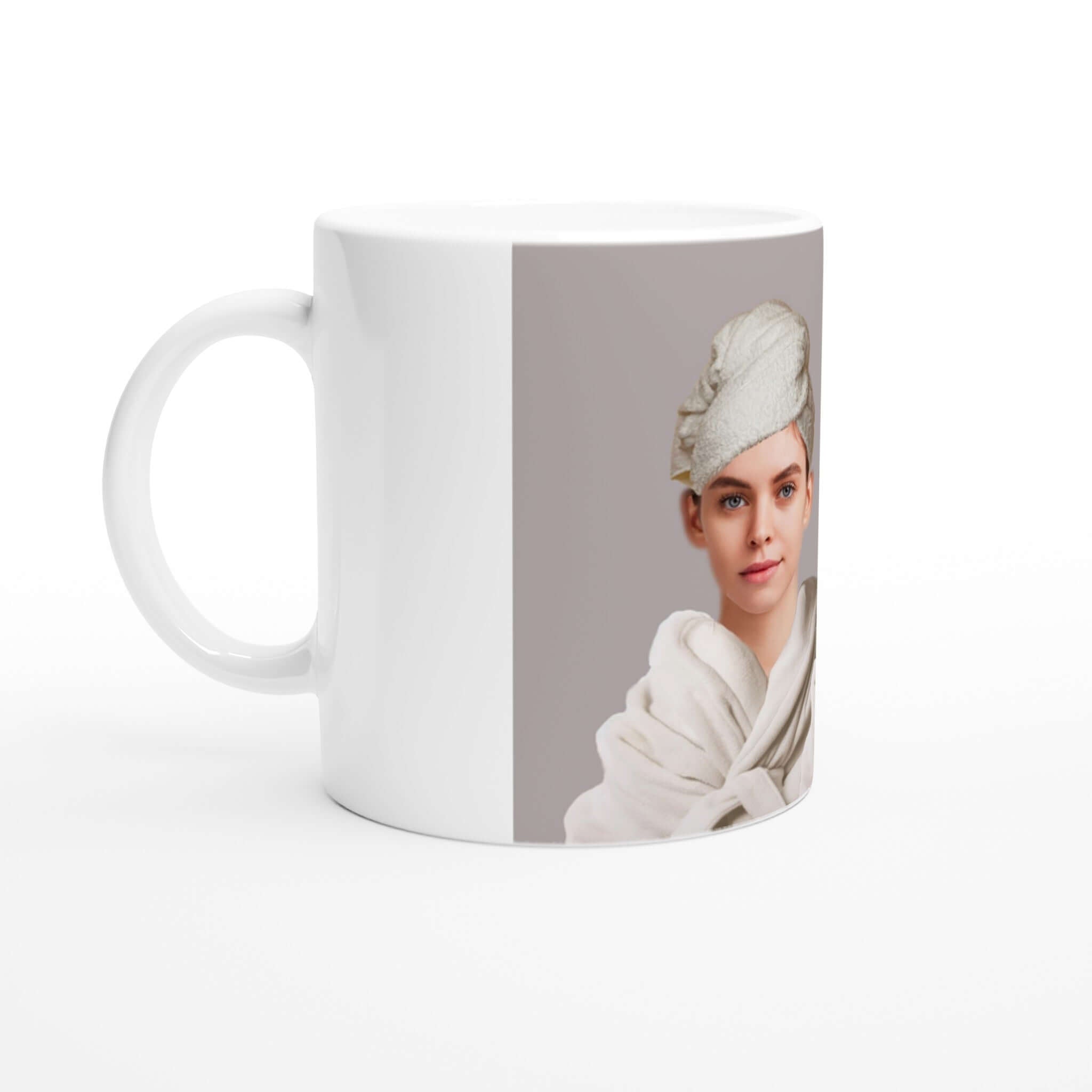 Mug personnalisé avec portrait d'animal en costume, céramique blanche, imprimé en France, papier FSC, élégant et original.