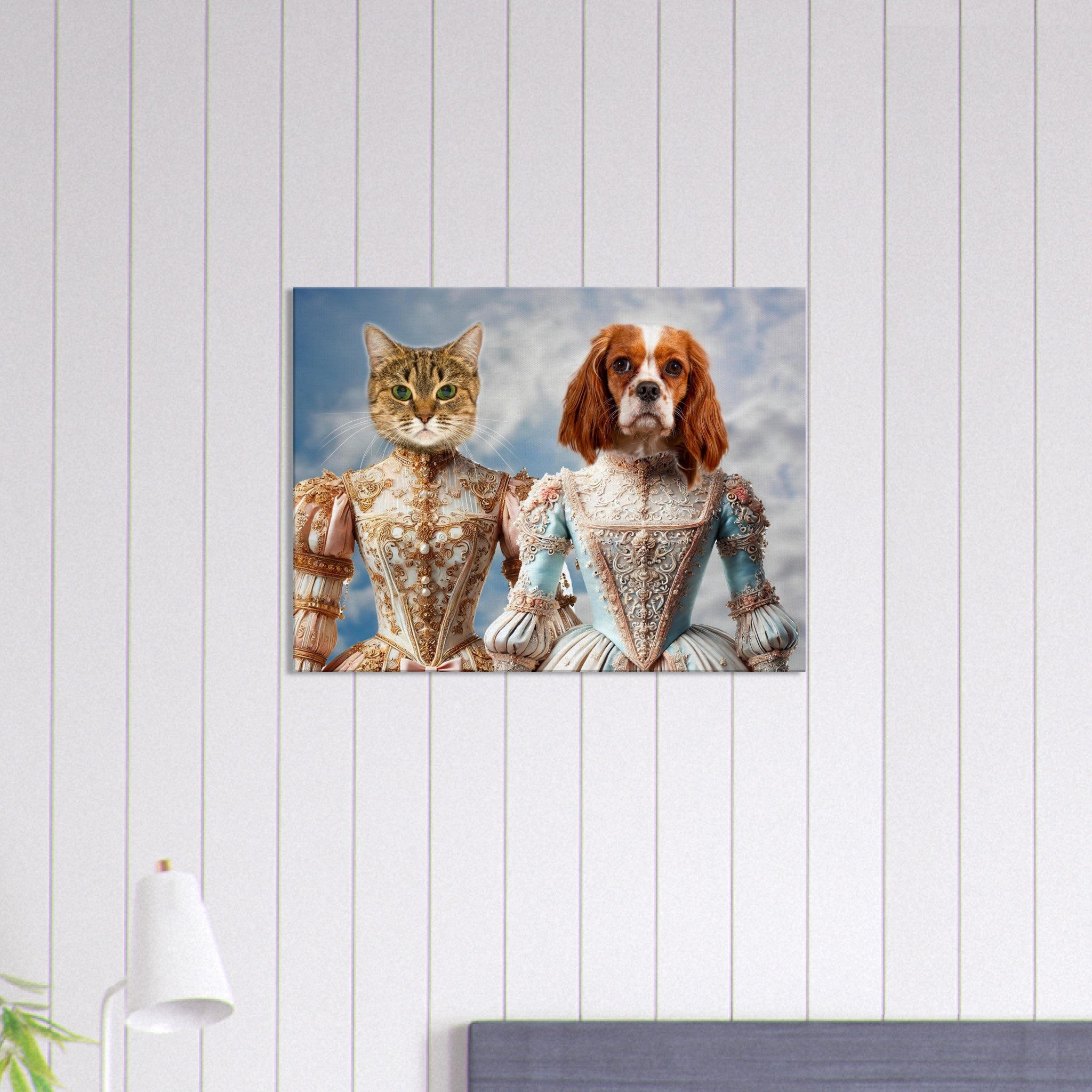 Chat tigré et chien Cavalier King Charles posant côte à côte, vêtus de robes riches du XVIIIᵉ siècle ornées de broderies et détails dorés, sur fond de ciel nuageux.