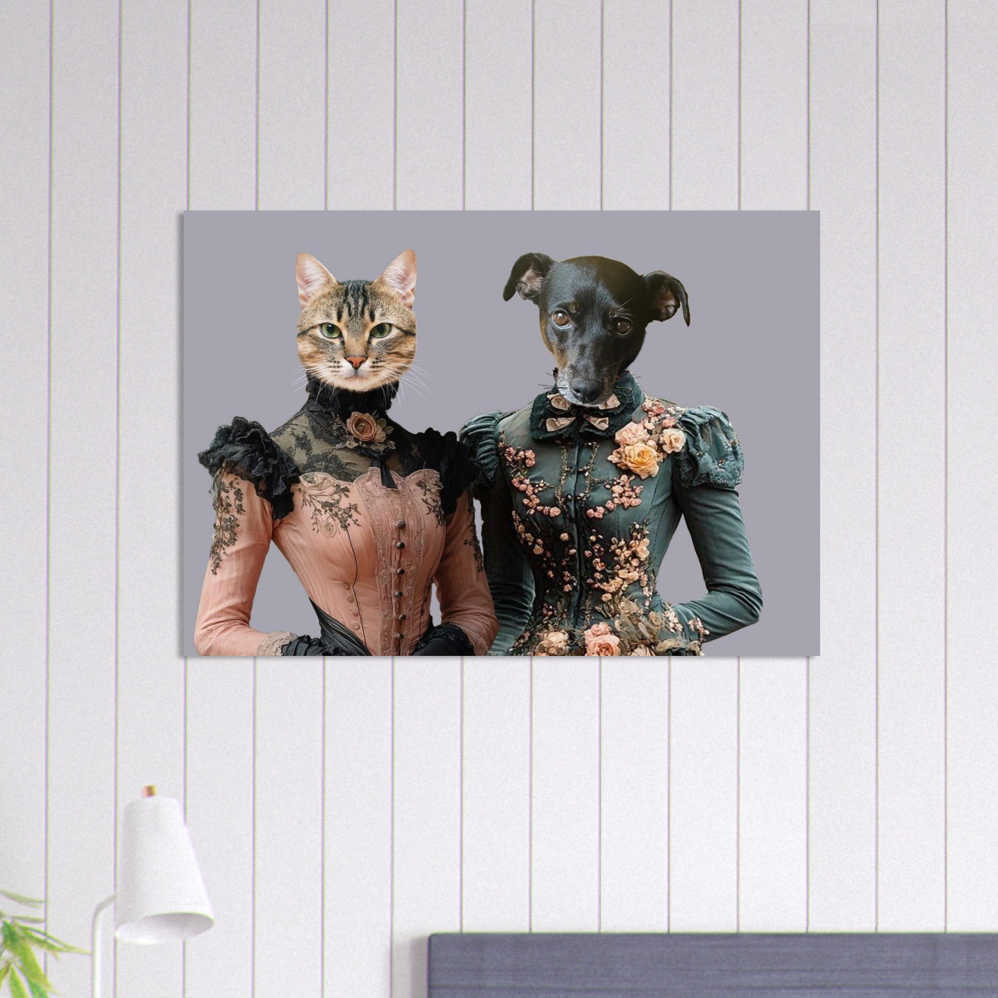 Deux personnages anthropomorphes sur fond gris : un chat tigré en robe victorienne rose à dentelles noires et un petit chien noir en robe victorienne verte ornée de fleurs.