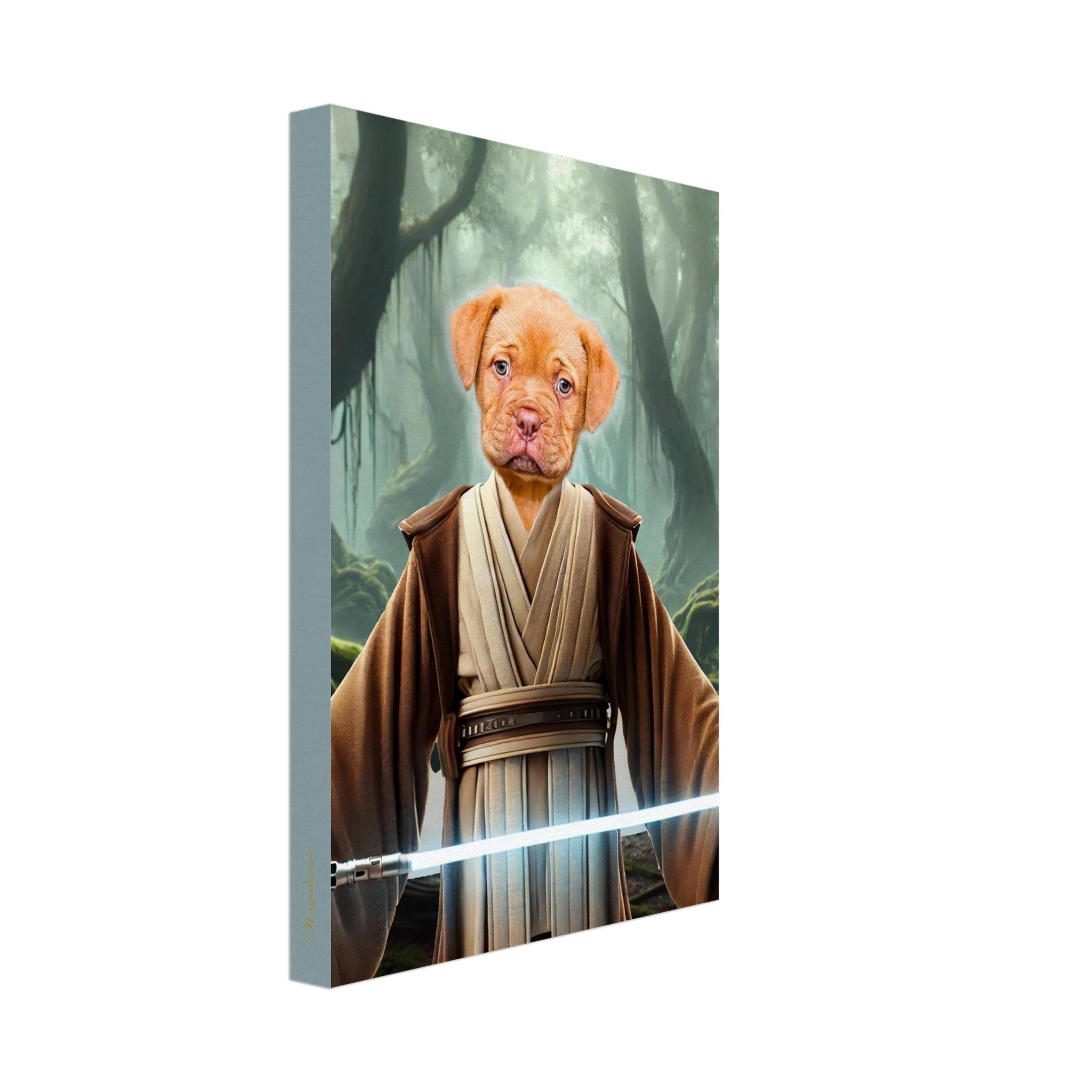 Chiot marron en tenue de Jedi brandissant un sabre laser bleu dans une forêt brumeuse et mystique