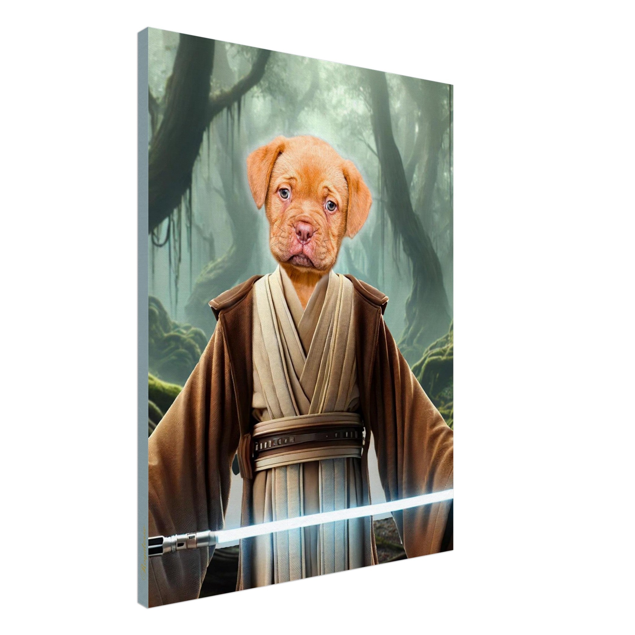 Chiot marron en tenue de Jedi brandissant un sabre laser bleu au milieu d’une forêt mystique et brumeuse