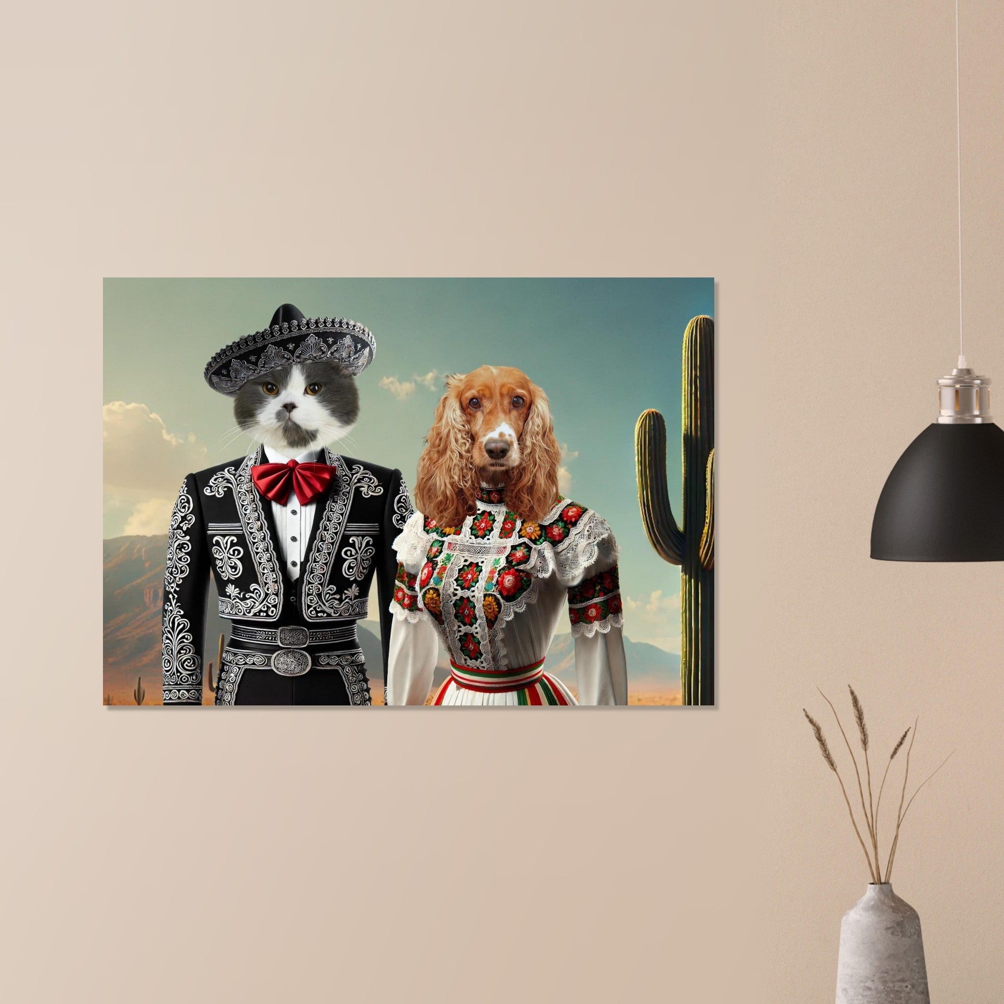 Chat costumé en mariachi avec sombrero et costume noir brodé, aux côtés d’un cocker anglais en robe folklorique mexicaine colorée devant un paysage désertique et un cactus.