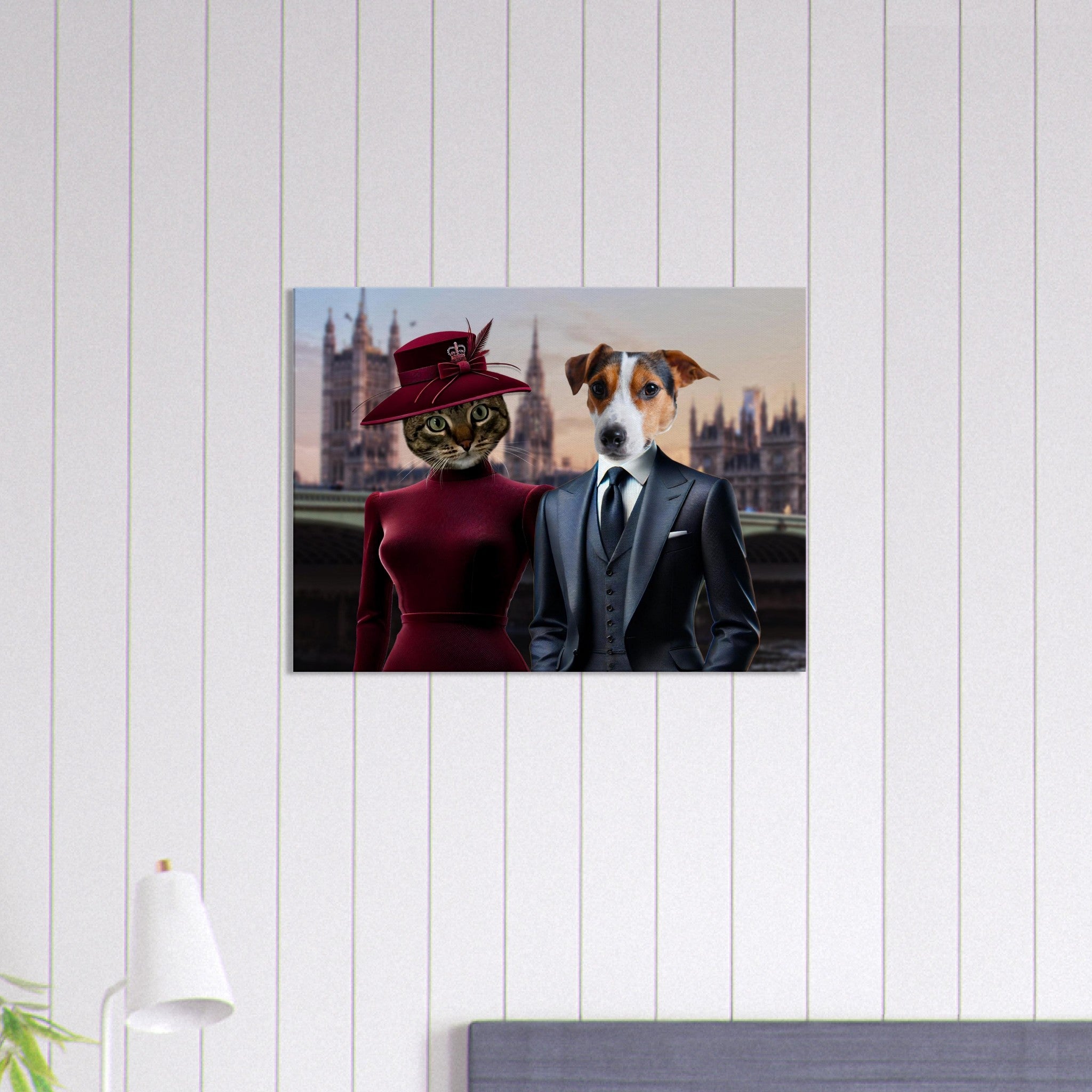 Chat anthropomorphe en robe et chapeau bordeaux à côté d’un chien en costume-cravate, devant le Palais de Westminster et Big Ben à Londres.