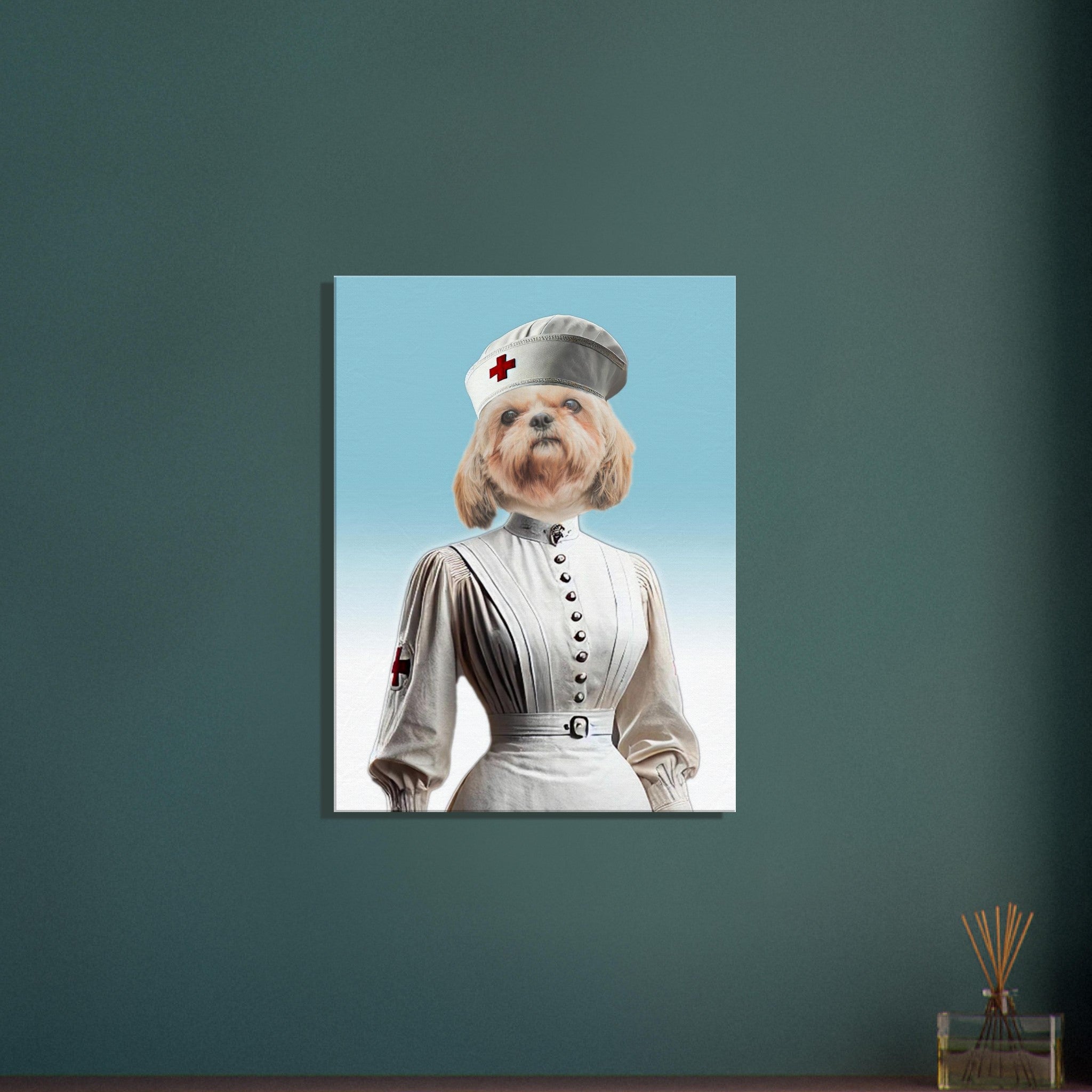 Illustration murale d’un chien Shih Tzu en uniforme d’infirmière vintage blanc avec coiffe et croix rouge sur fond bleu, accroché à un mur vert.
