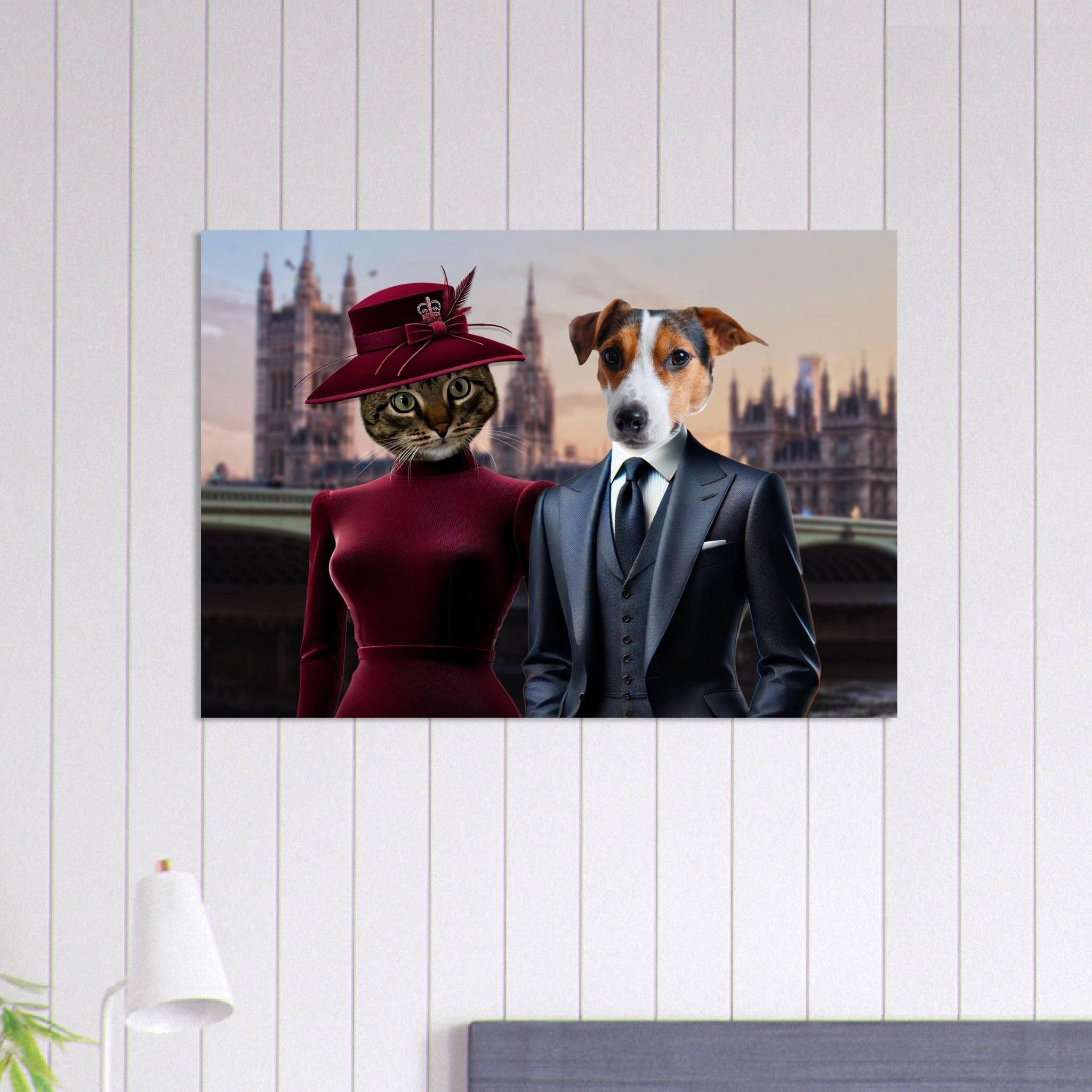 Chat anthropomorphe en robe bordeaux et chapeau à plumes à côté d’un Jack Russell terrier en costume trois pièces noir, devant le palais de Westminster à Londres au crépuscule.