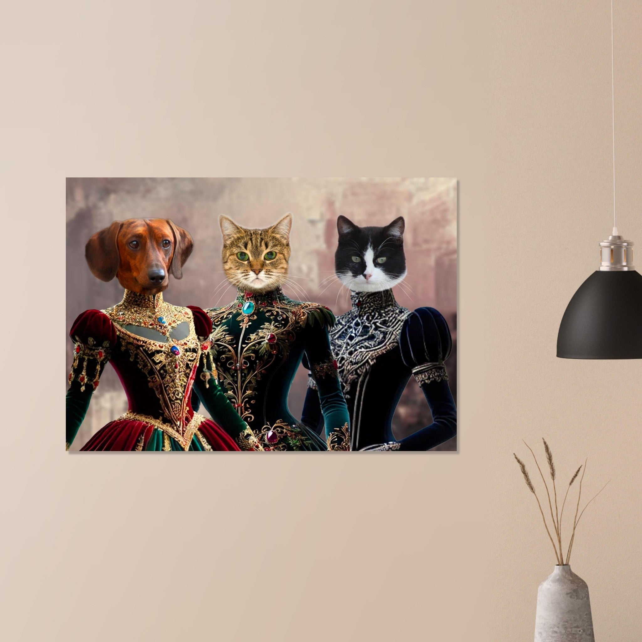 Portrait de trois animaux anthropomorphes en costumes baroques : un teckel marron, un chat tigré et un chat noir et blanc vêtus de robes richement brodées et ornées de bijoux, sur un fond neutre.