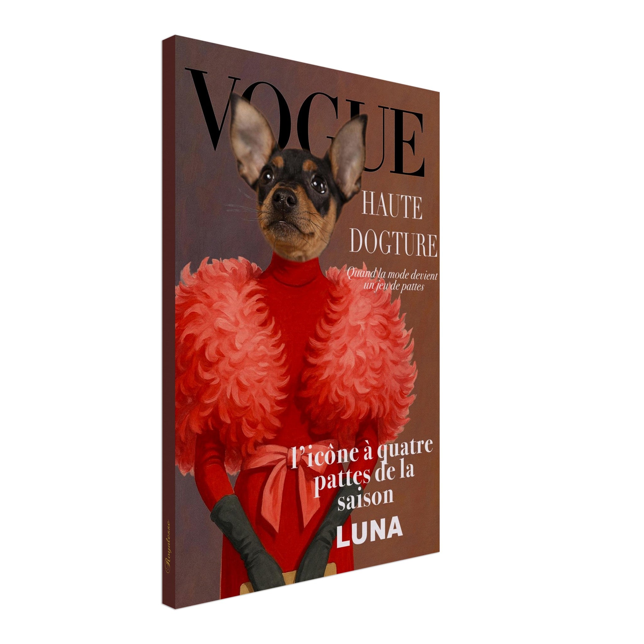 Couverture de magazine façon Vogue intitulée « Haute Dogture » présentant un petit chien au museau fin posant en robe rouge à froufrous et gants noirs, sous-titrée « l’icône à quatre pattes de la saison Luna ».