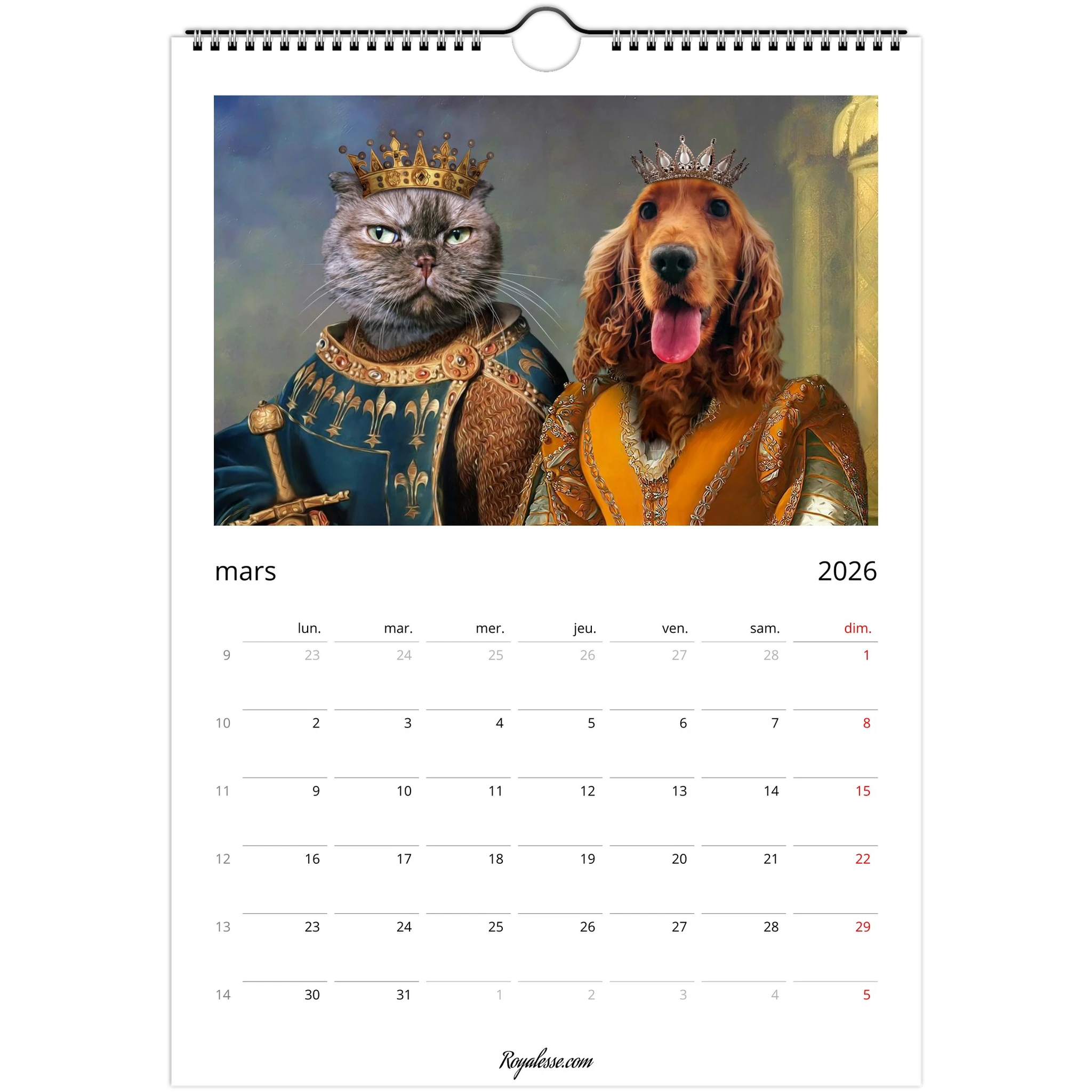 Calendrier mural mars 2026 illustré par un portrait stylisé d’un chat à couronne dorée et robe bleue à motifs fleurdelisés, aux côtés d’un chien chien à couronne argentée et costume Renaissance orange, le tout dans une ambiance royale.