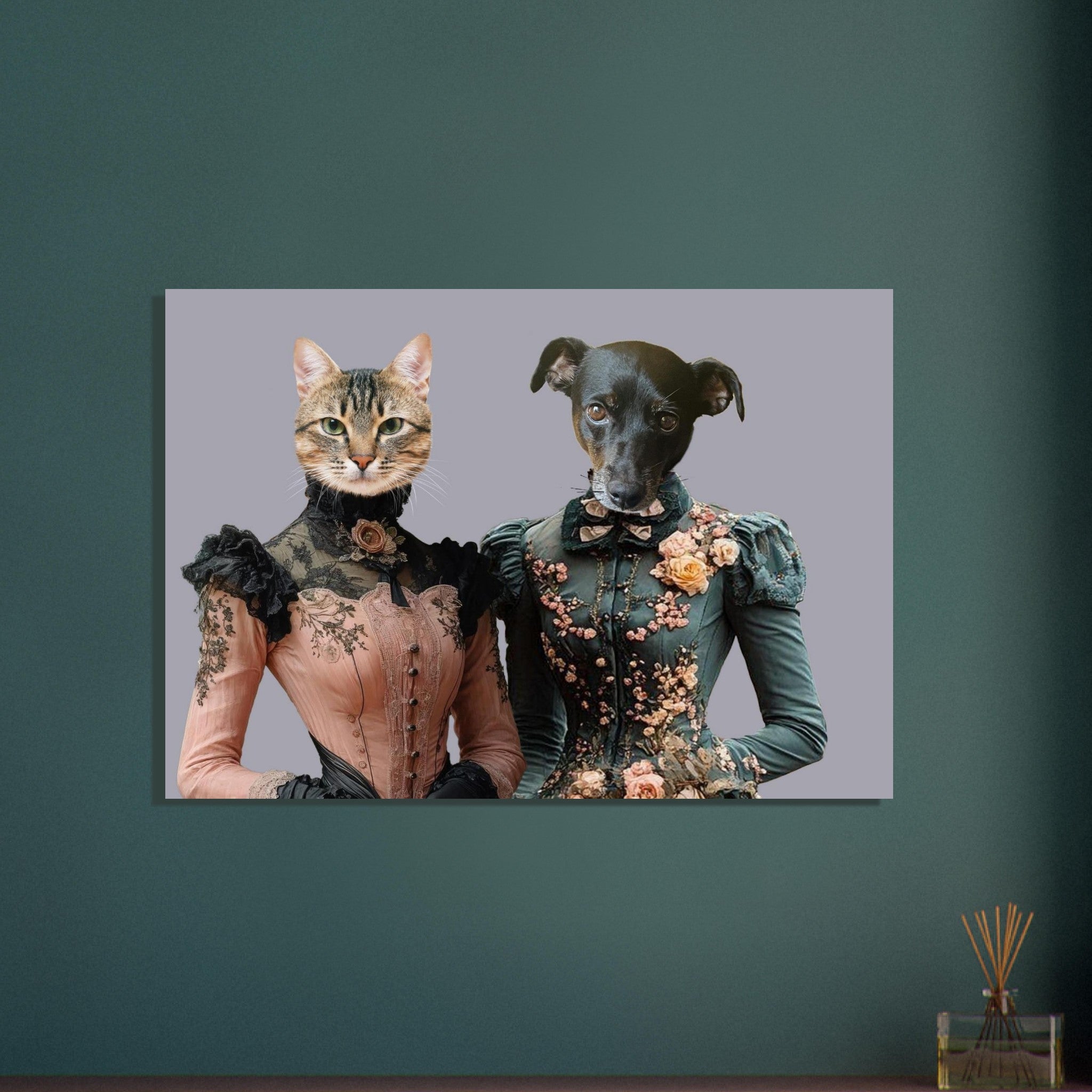 Portrait anthropomorphique d’un chat et d’un petit chien vêtus de riches robes victoriennes ornées de dentelle et de broderies florales sur fond gris.