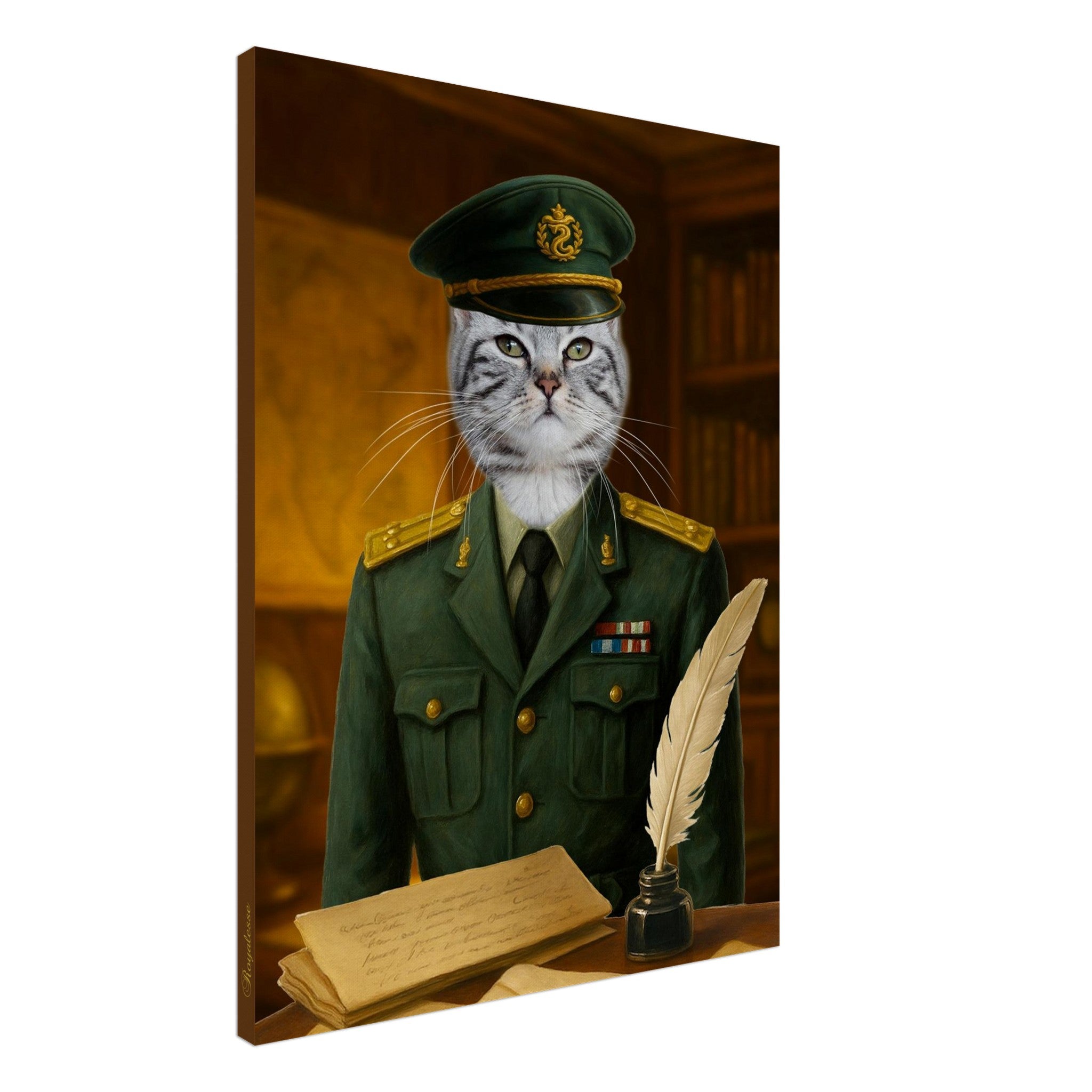 Illustration d’un chat gris rayé habillé en officier militaire vert à épaulettes dorées et médailles, coiffé d’une casquette, debout derrière un bureau sur lequel reposent une plume, un encrier et des parchemins, sur fond de bibliothèque.