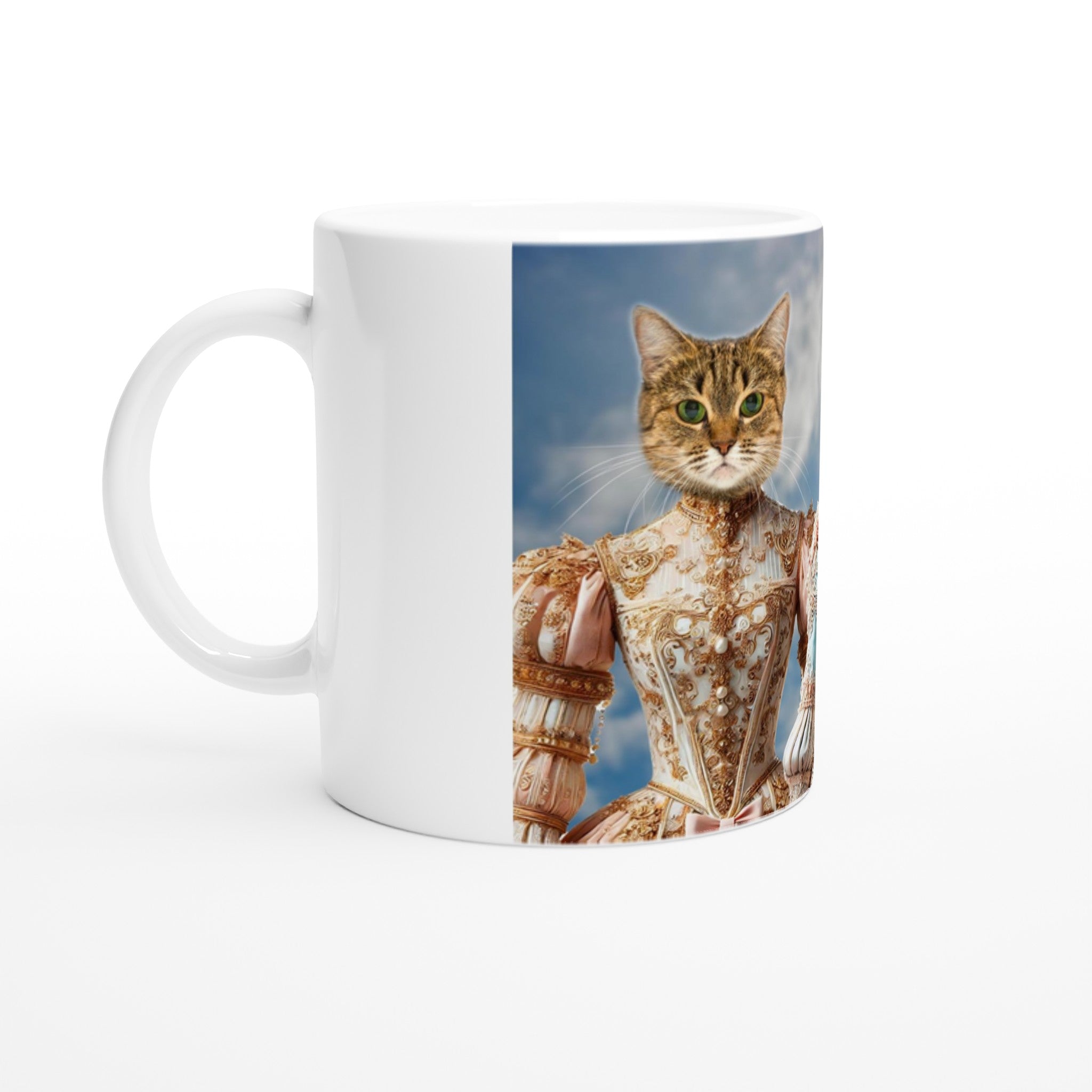 Mug blanc imprimé d’un chat tigré en costume baroque doré sur fond de ciel bleu.