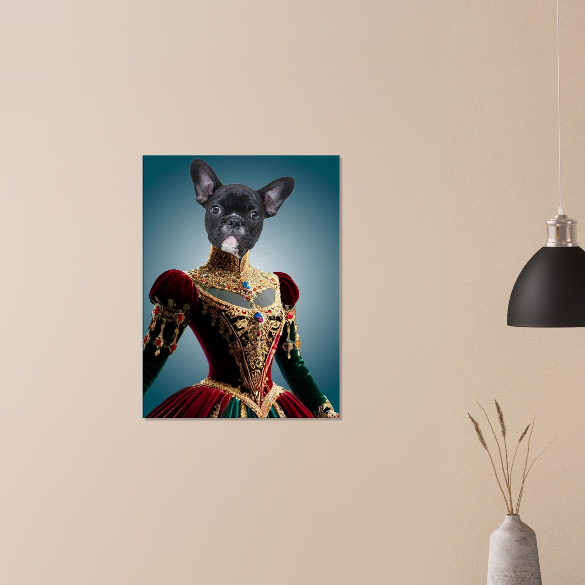 Portrait digital d’un bouledogue français noir vêtu d’une somptueuse robe Renaissance rouge et verte, richement brodée d’or et sertie de bijoux, sur un fond dégradé bleu.