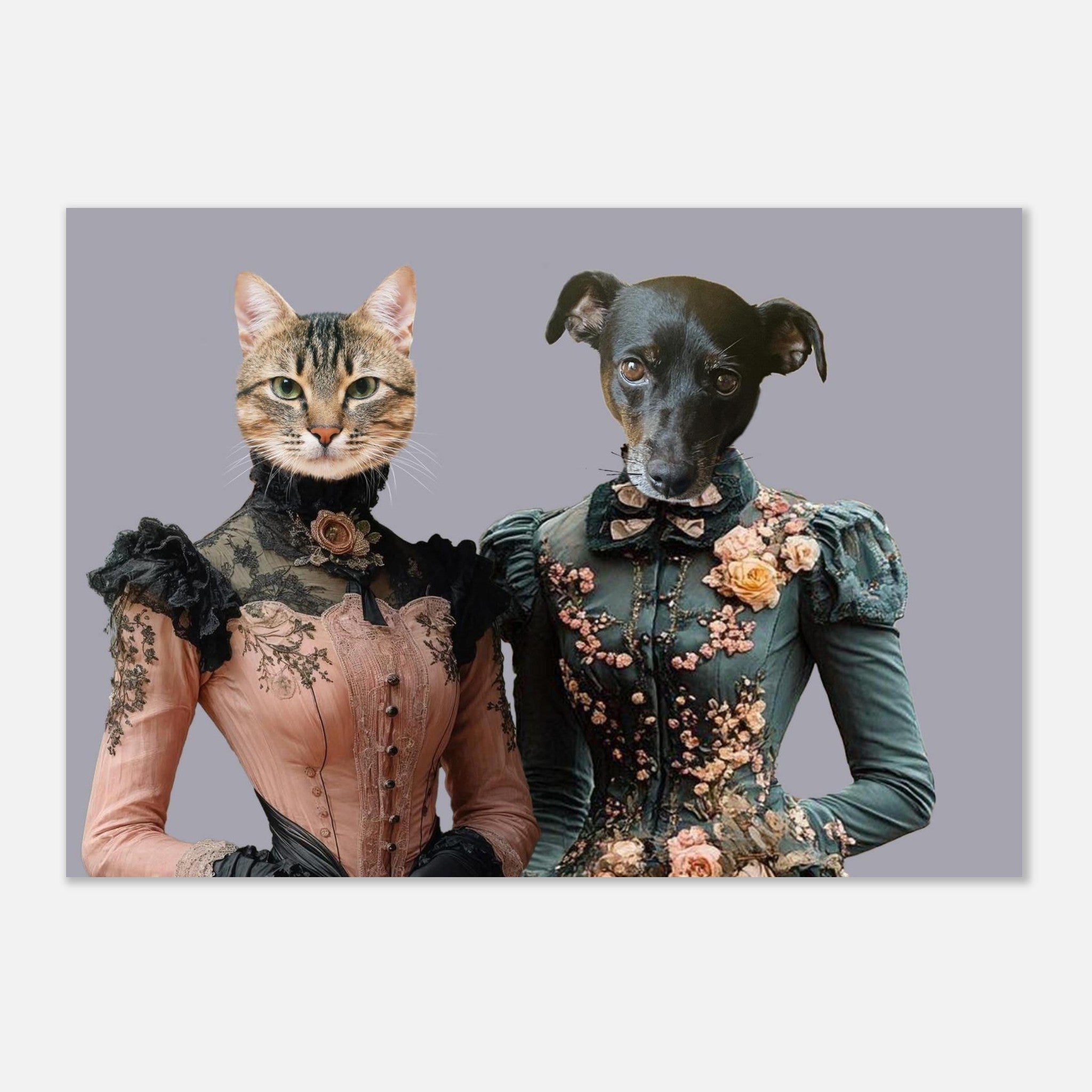 Portrait sur fond gris de deux personnages anthropomorphes en costumes victoriens : un chat tigré vêtu d’une robe rose à dentelle noire et un petit chien noir en robe verte brodée de fleurs.