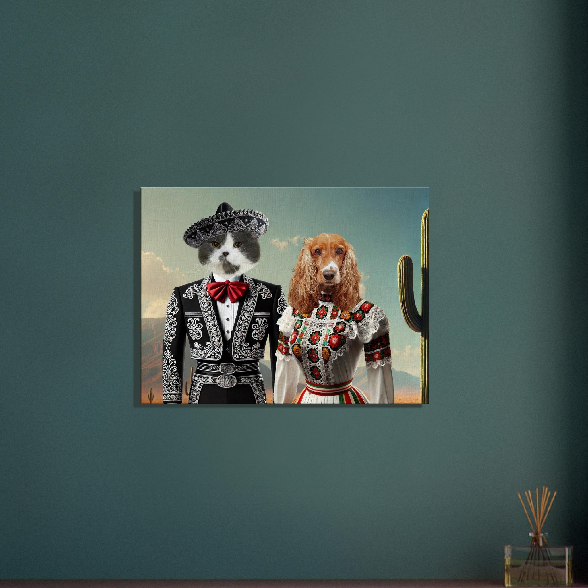 Portrait surréaliste d’un chat gris et blanc en costume de mariachi noir brodé avec nœud papillon rouge aux côtés d’un chien cocker roux vêtu d’une robe folklorique mexicaine colorée, posé devant un paysage désertique ponctué de cactus sur un mur vert.