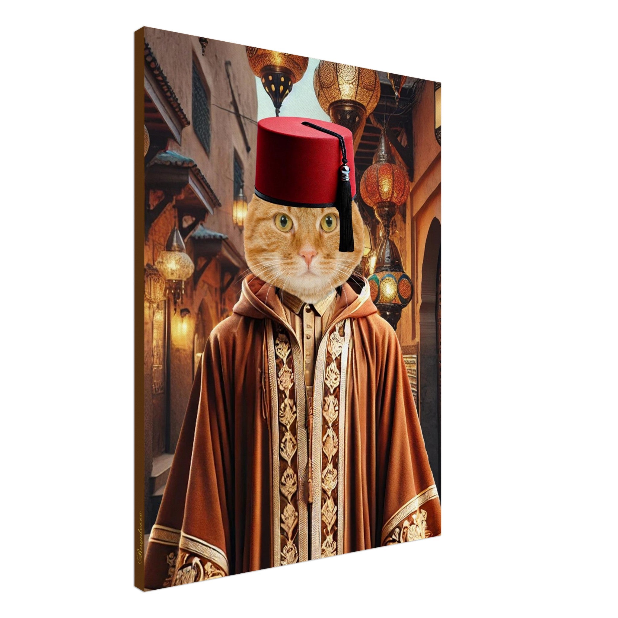 Chat roux portant un fez rouge et une djellaba marquée de broderies dorées, éclairé par des lanternes orientales suspendues dans une ruelle traditionnelle marocaine.
