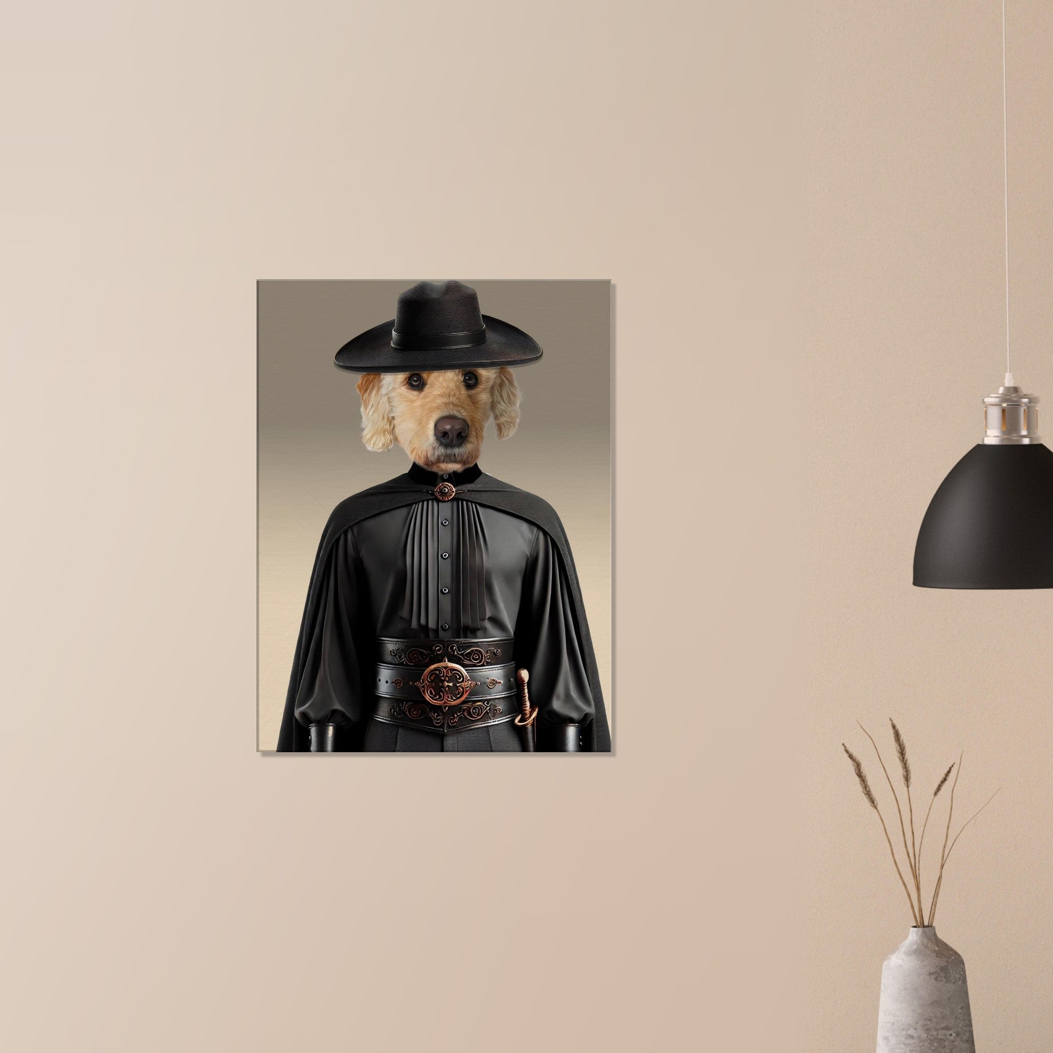 Portrait mural d’un chien doré habillé en mousquetaire élégant : chemise plissée noire, cape et chapeau larges, ceinture ornée et épée à la taille sur fond beige.