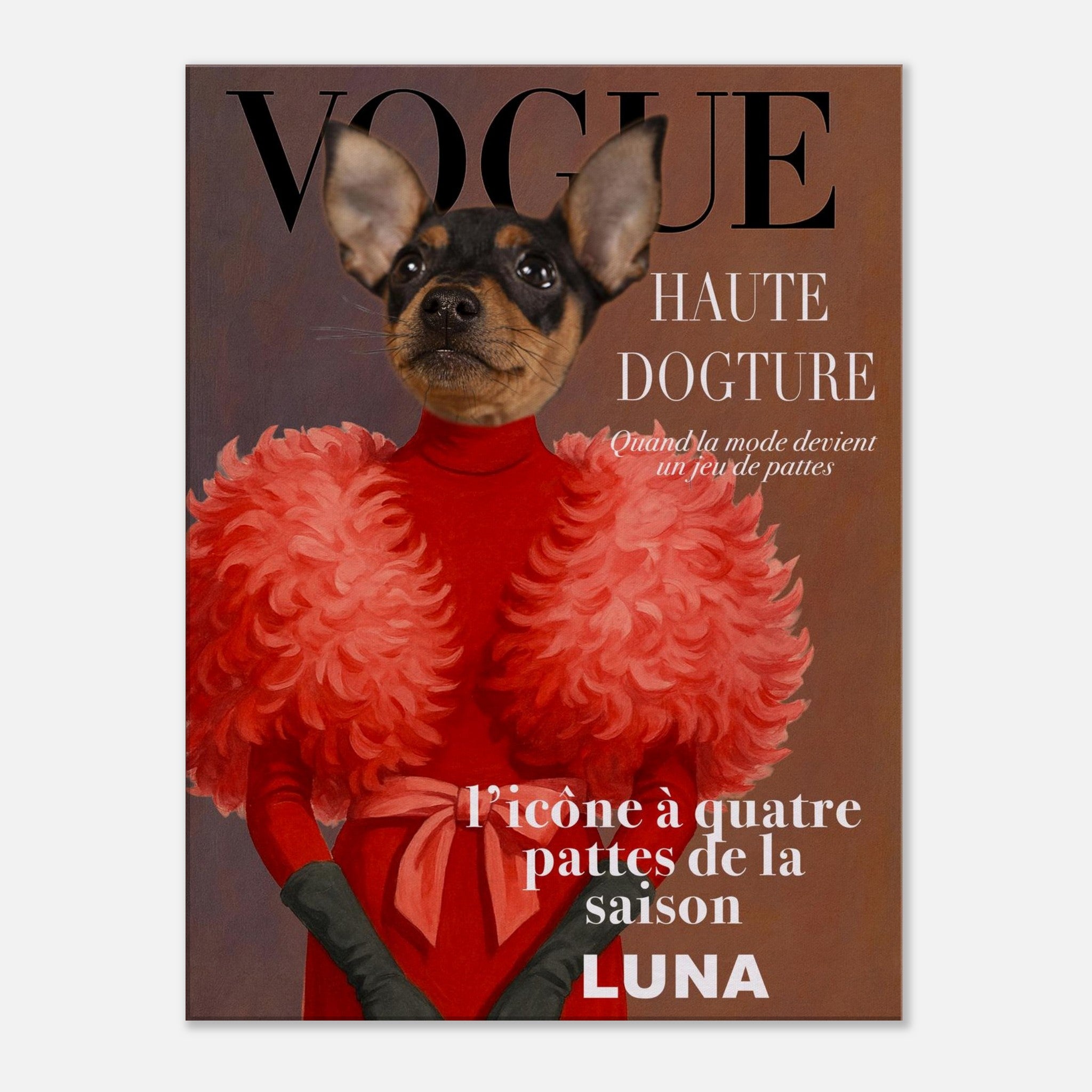 Couverture fictive de magazine « Vogue Haute Dogture » mettant en scène Luna, un chien miniature pinscher noir et feu vêtu d’une robe rouge à épaules volumineuses et de gants noirs, icône mode à quatre pattes.