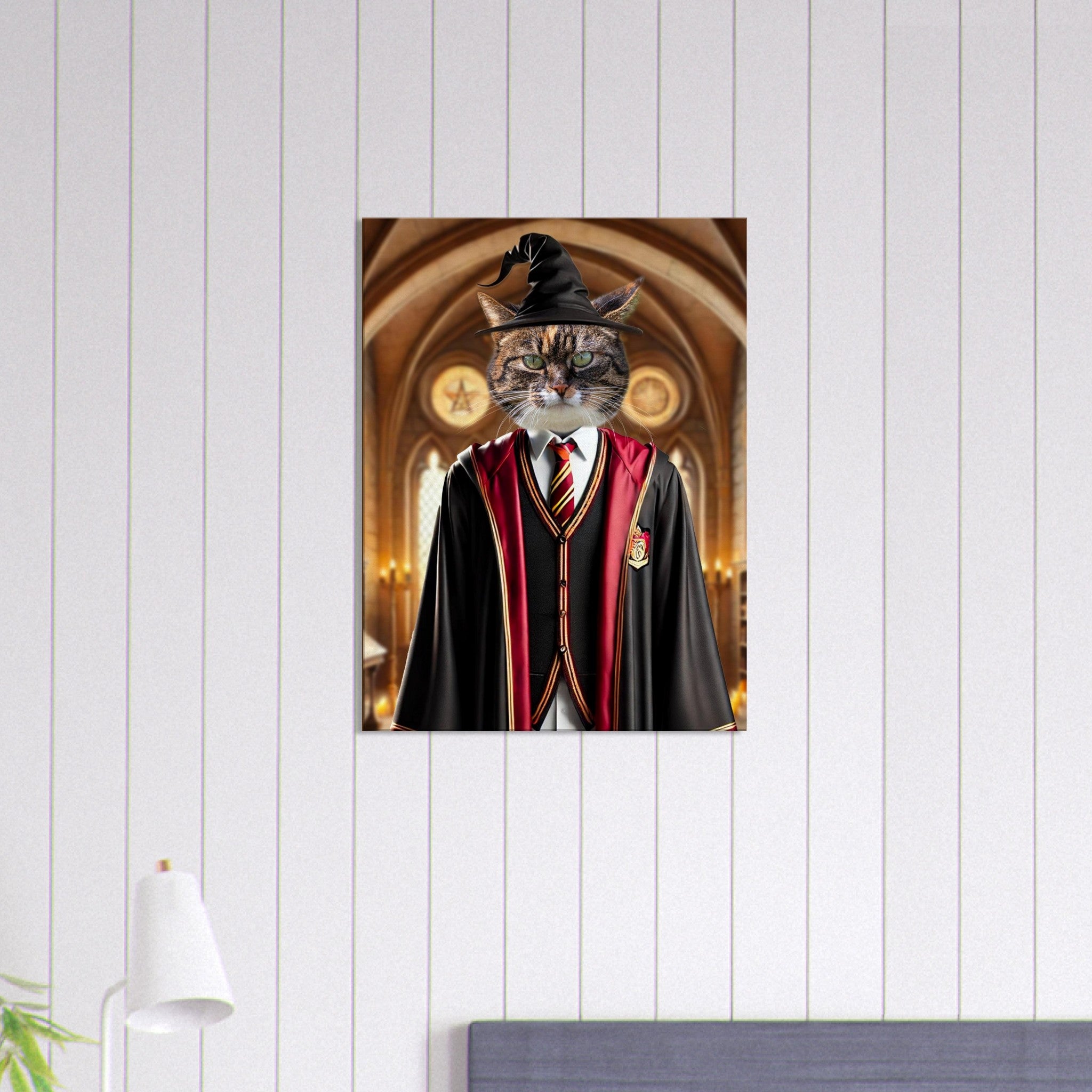 Chat tigré coiffé d’un chapeau de sorcier et vêtu d’une robe noire bordée de rouge avec cravate rayée, debout dans une grande salle voutée façon château magique