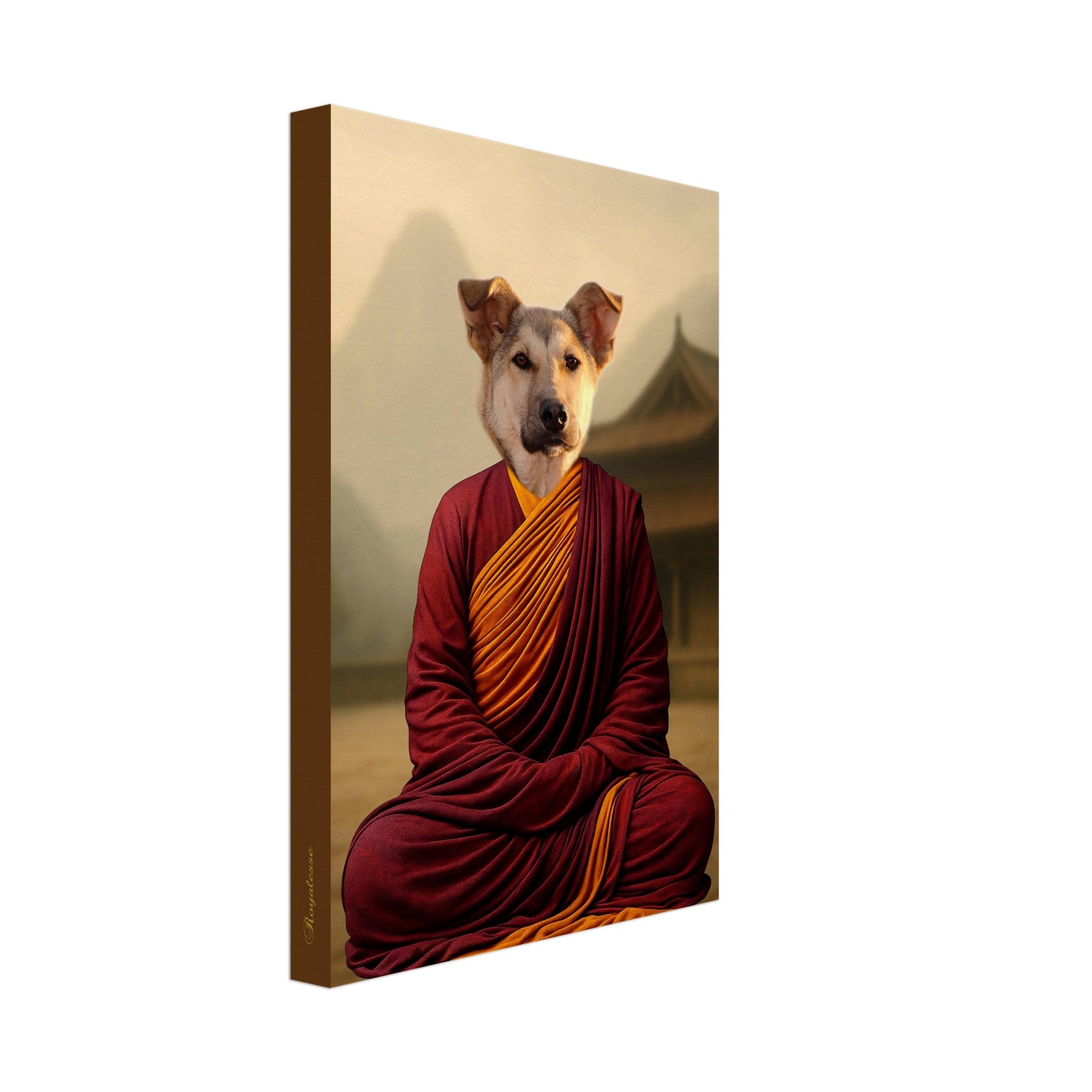 Chien au visage sérieux habillé en robe de moine bouddhiste bordeaux et jaune, assis en posture de méditation devant un temple, imprimé sur toile.