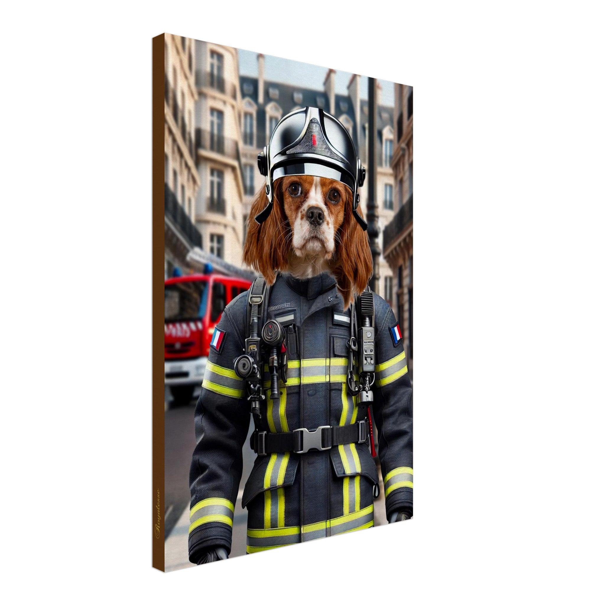 Chien Cavalier King Charles Spaniel en uniforme complet de sapeur-pompier français, casque et harnais anti-incendie, devant un camion de pompiers dans une rue urbaine.