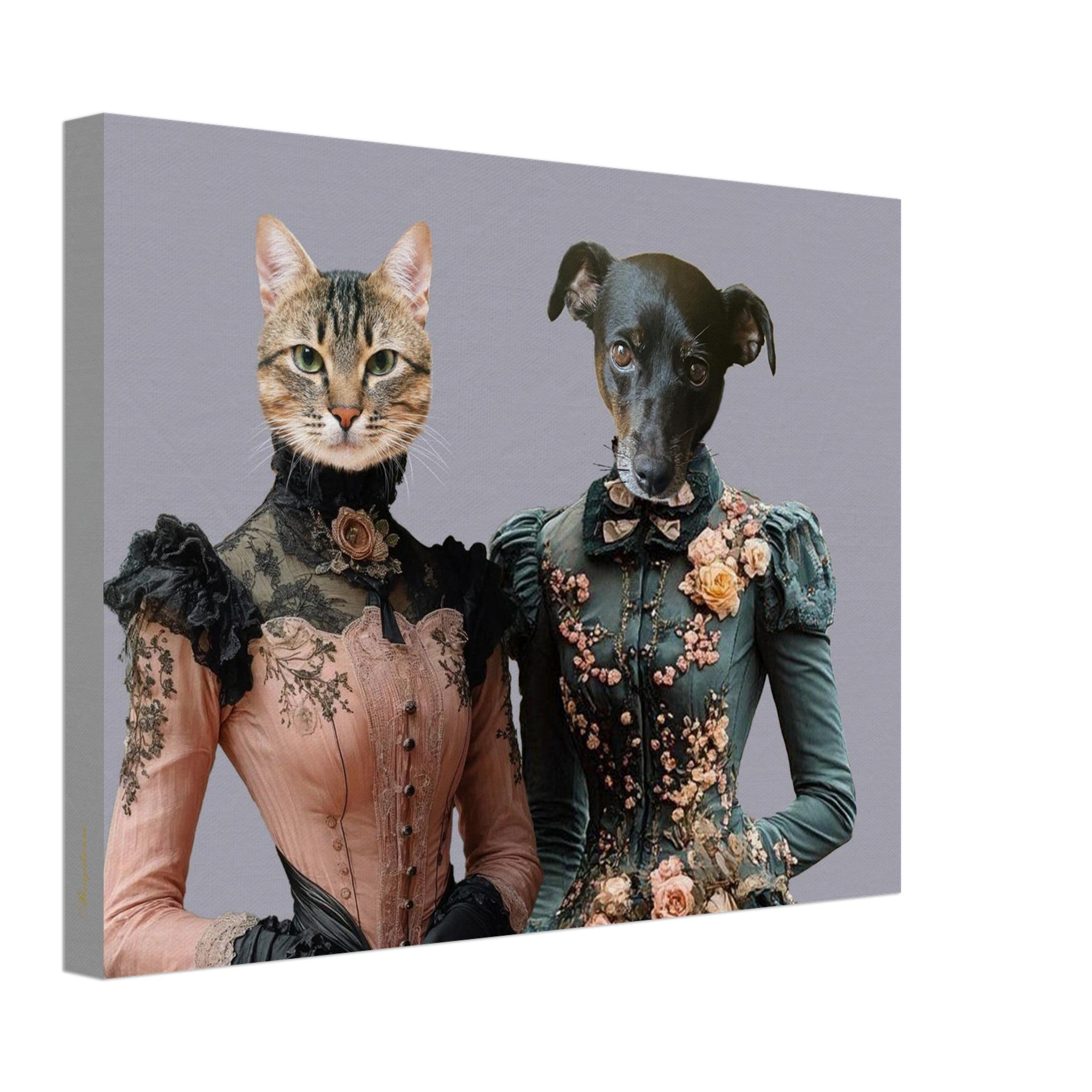 Portrait artistique de deux figures anthropomorphes en costumes victoriennes : à gauche une « femme-chat » en robe rose à dentelle, à droite une « femme-chien » en robe verte richement brodée de fleurs, sur fond neutre.