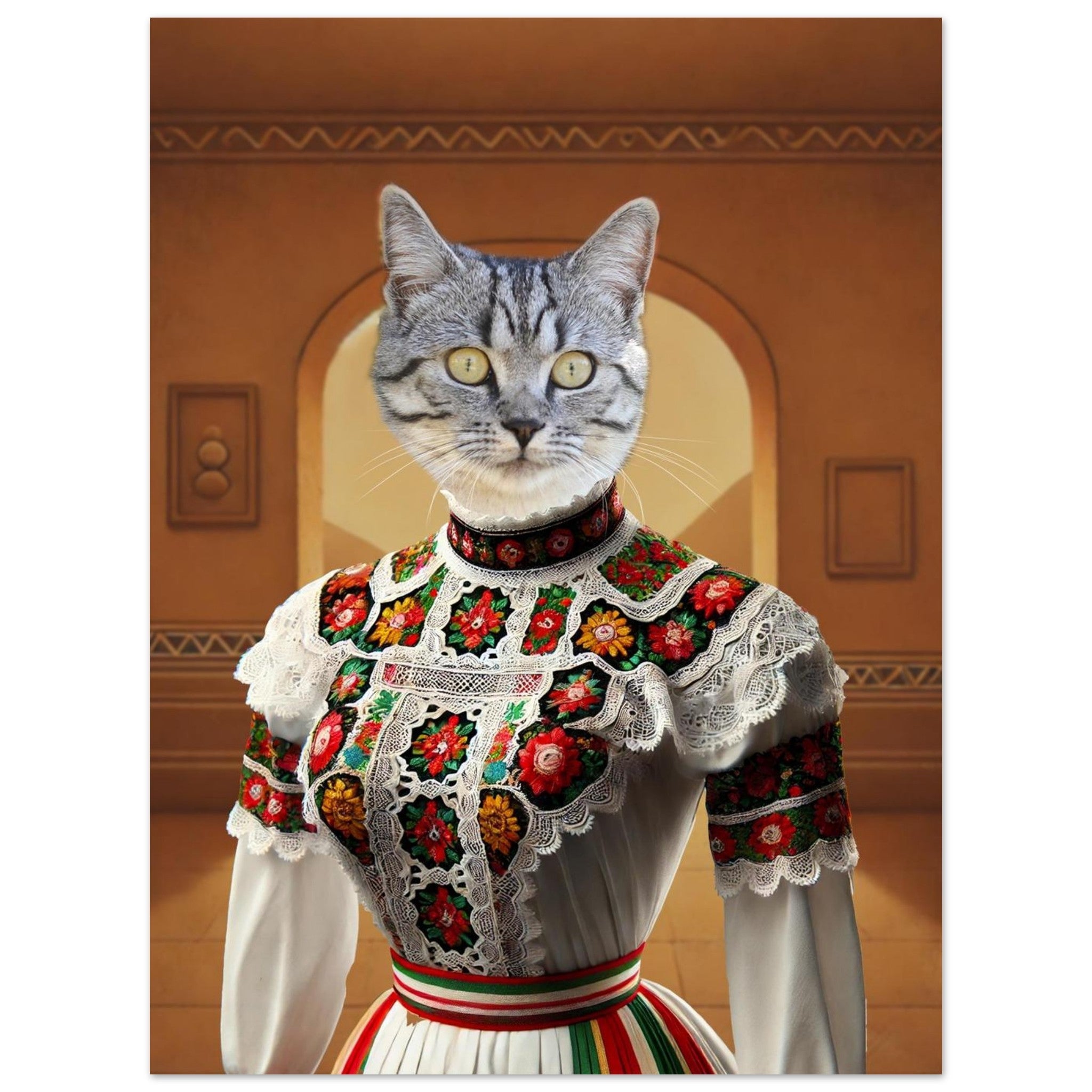 Chat gris au regard jaune monté sur un buste féminin vêtu d’une robe folklorique blanche richement brodée de fleurs colorées et de dentelle, ceinturée de bandes vert, blanc et rouge, devant une arcade ocre.