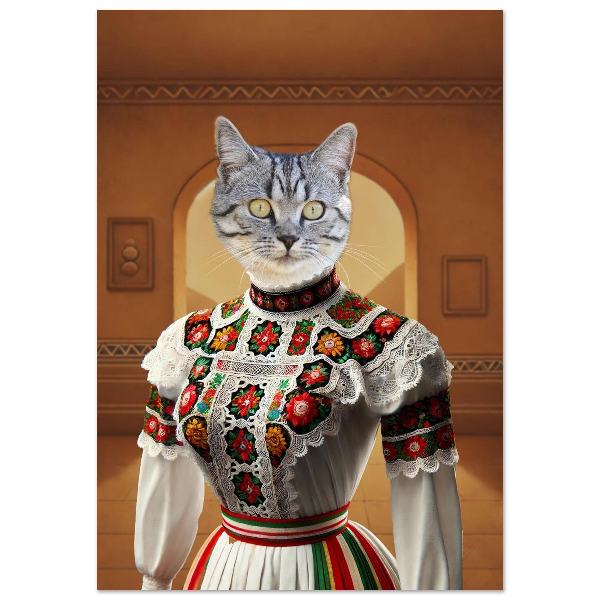Portrait surréaliste d’un chat gris tigré aux yeux jaunes vêtu d’une robe traditionnelle blanche richement brodée de motifs floraux colorés, devant une arcade et un mur ocre.