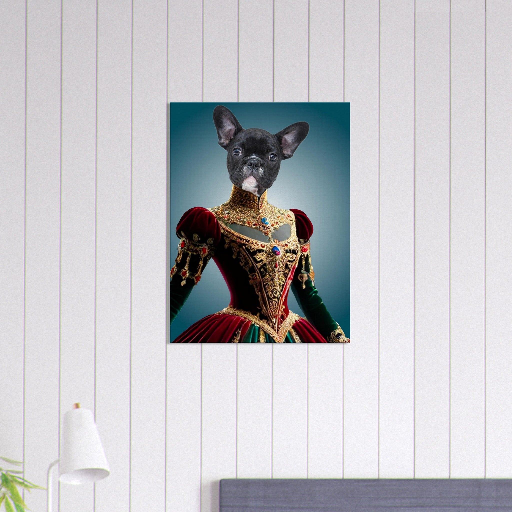 Portrait stylisé d’un bouledogue français vêtu d’une somptueuse robe royale baroque rouge et verte ornée de broderies dorées et de pierres précieuses sur fond bleu-vert.