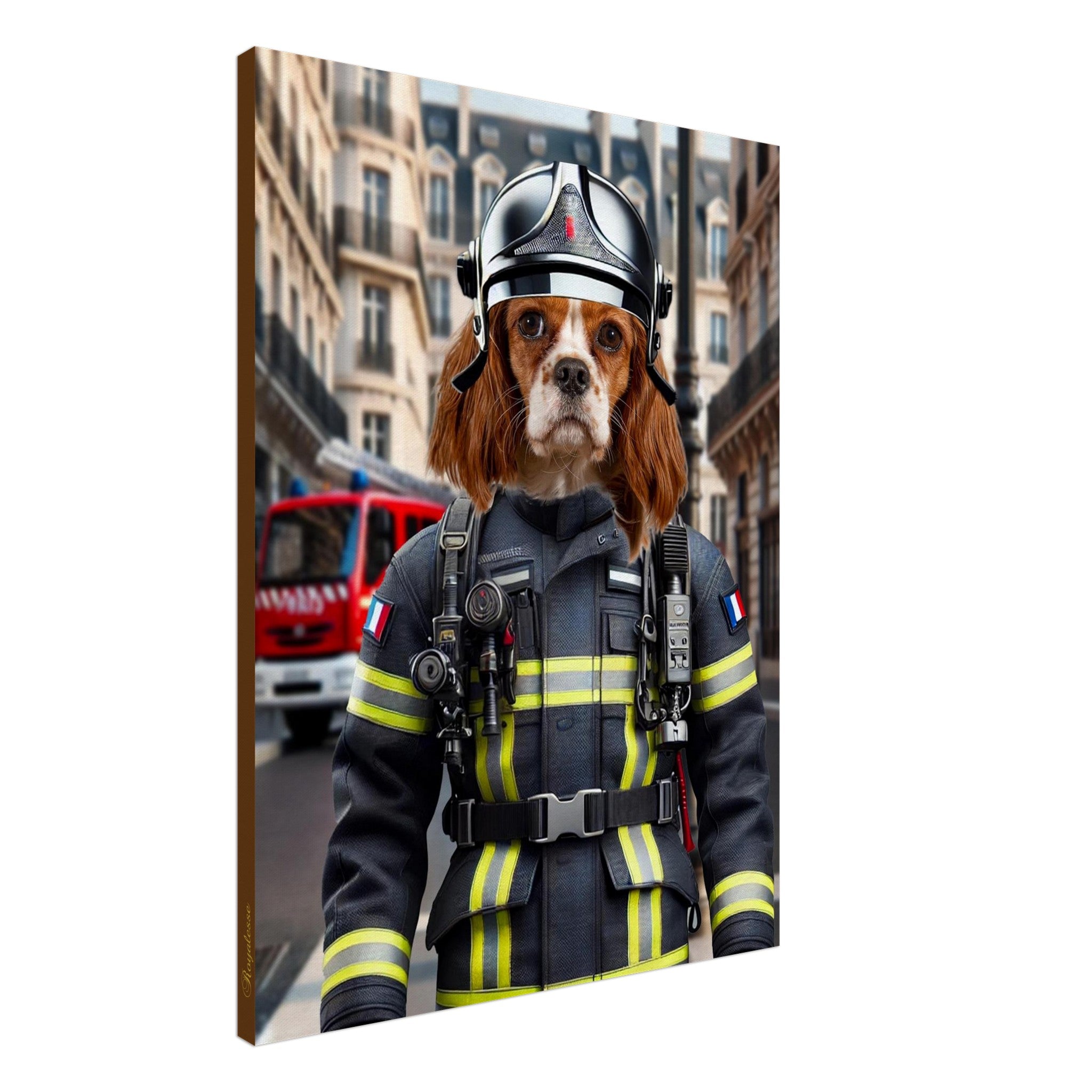 Cavalier King Charles portant un casque et une tenue de pompier française à bandes rétroréfléchissantes, debout devant un camion de pompiers rouge dans une rue de style parisien.