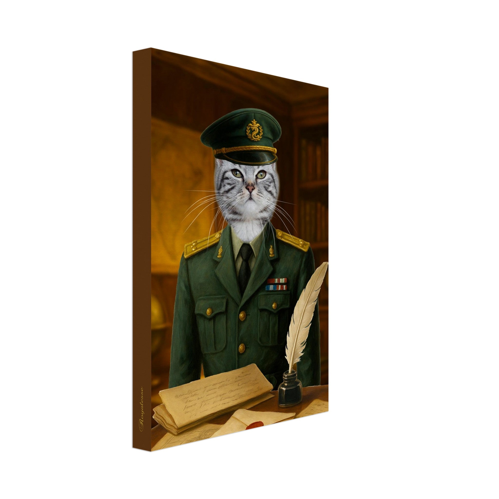 Portrait sur toile d’un chat gris tigré vêtu d’un uniforme militaire vert à épaulettes et médailles, posé devant une bibliothèque, plume d’oie dans un encrier et lettres manuscrites sur un bureau ancien.
