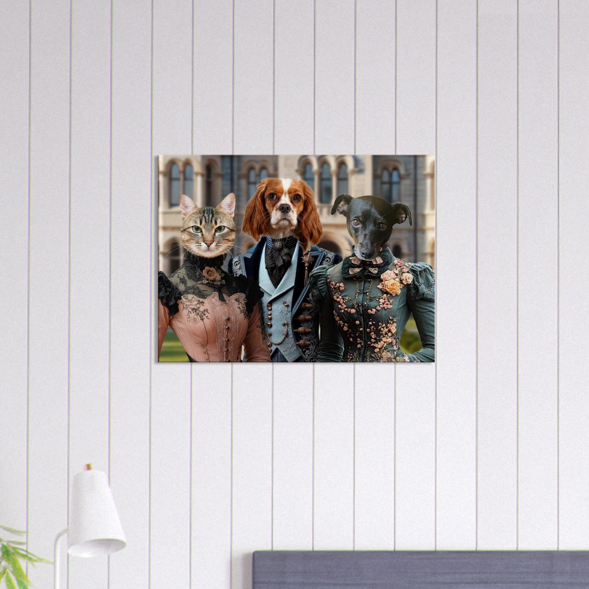Trois animaux anthropomorphes (chat tigré, Cavalier King Charles et lévrier) en élégantes tenues victorianes posant devant un château ancien.