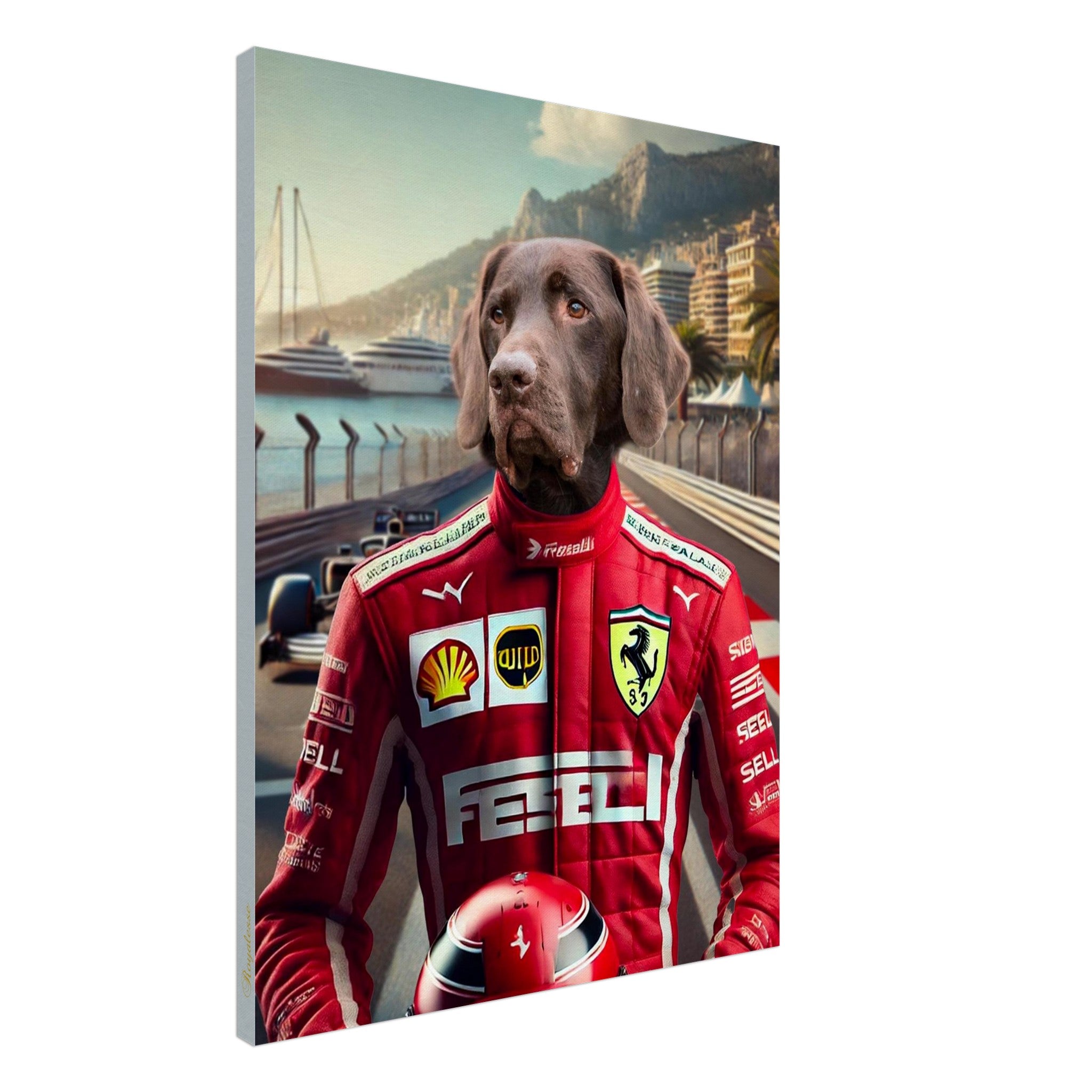 Chien labrador chocolat vêtu d’une combinaison de pilote rouge Ferrari, tenant un casque de course, sur un circuit bordé de yachts et de montagnes évoquant Monaco.