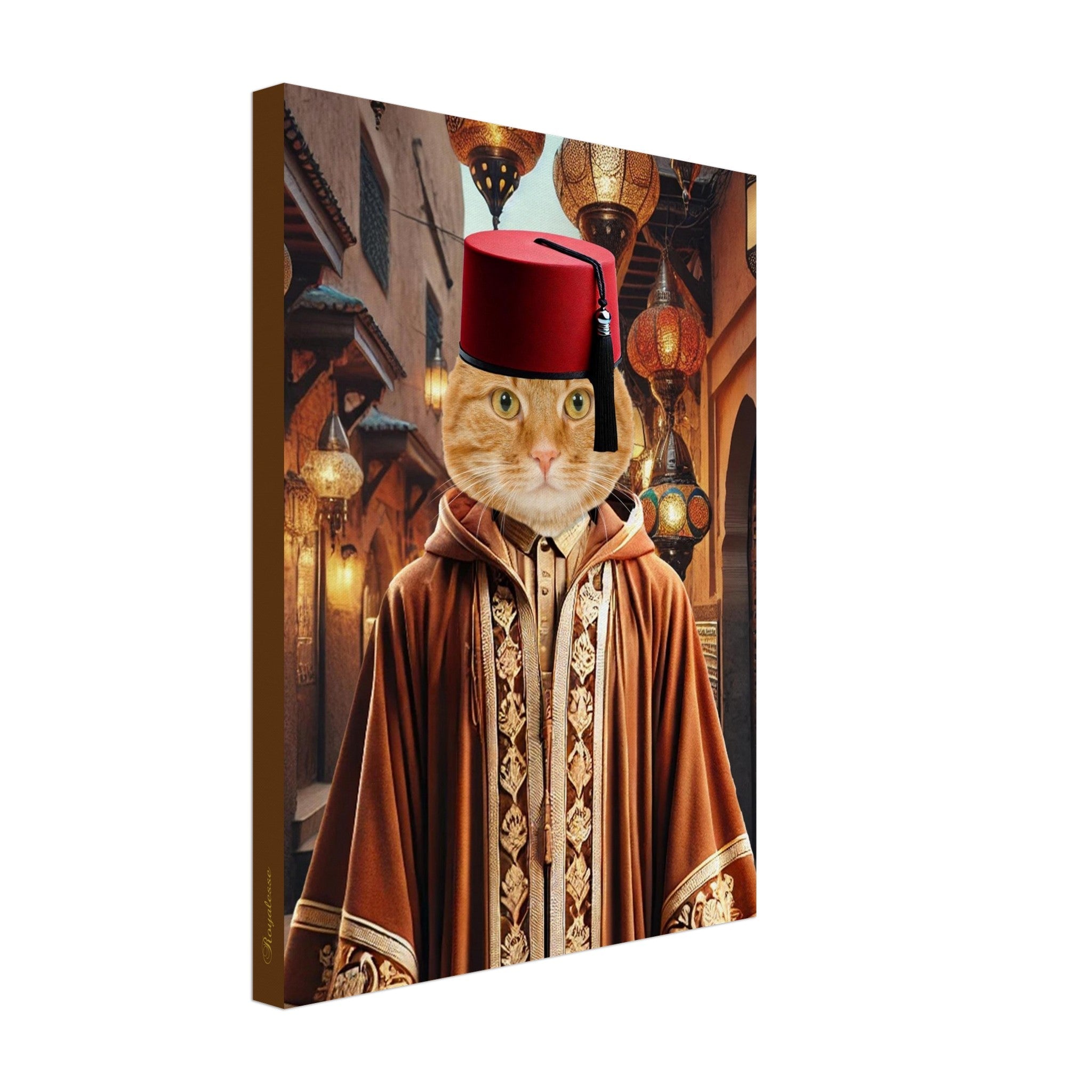 Portrait stylisé d’un chat roux coiffé d’un fez rouge et vêtu d’un caftan marocain brodé, devant une rue de souk illuminée de lanternes orientales.
