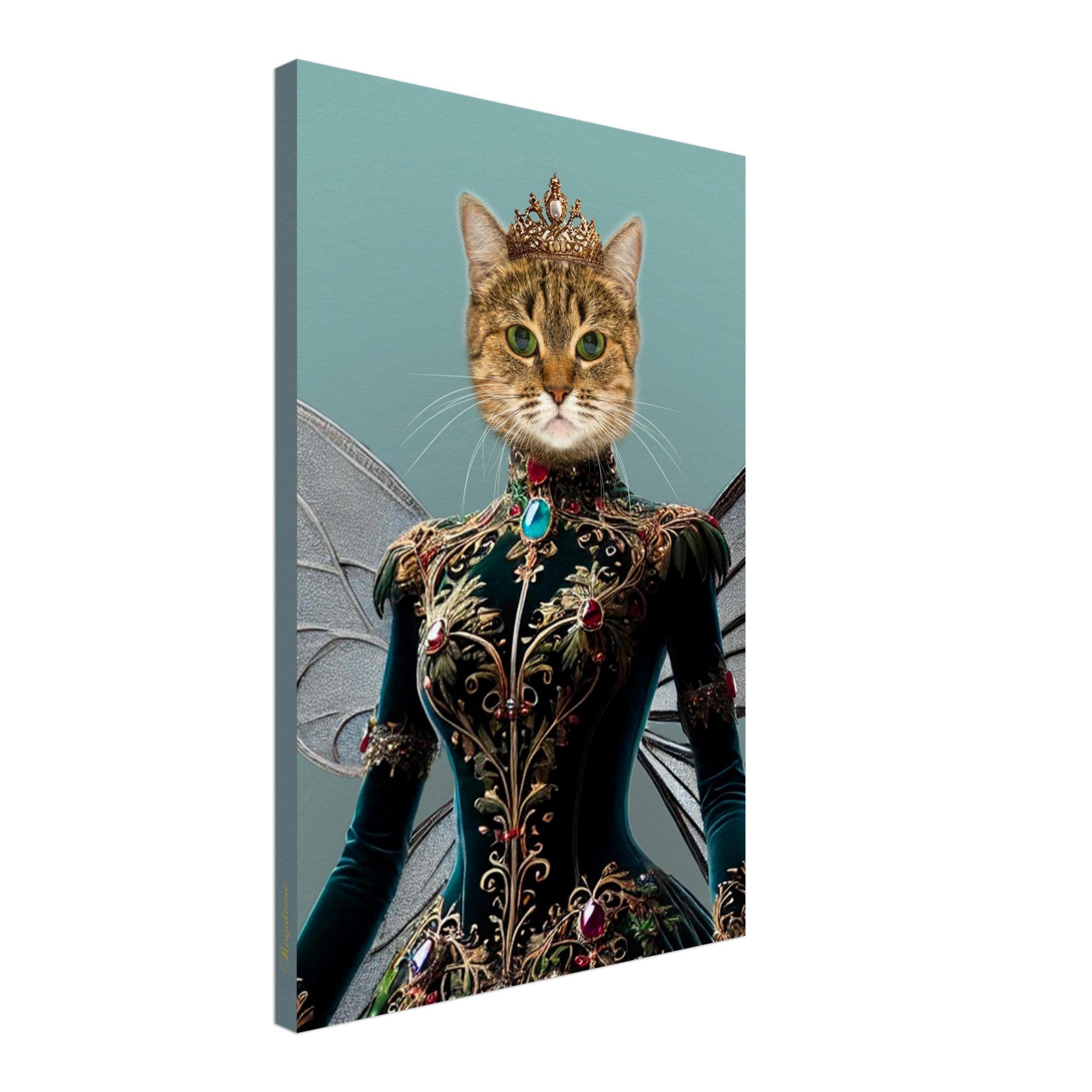 Chat anthropomorphe en reine féerique, robe vert émeraude brodée d’or et de pierres précieuses, diadème doré sur la tête et ailes translucides délicates.