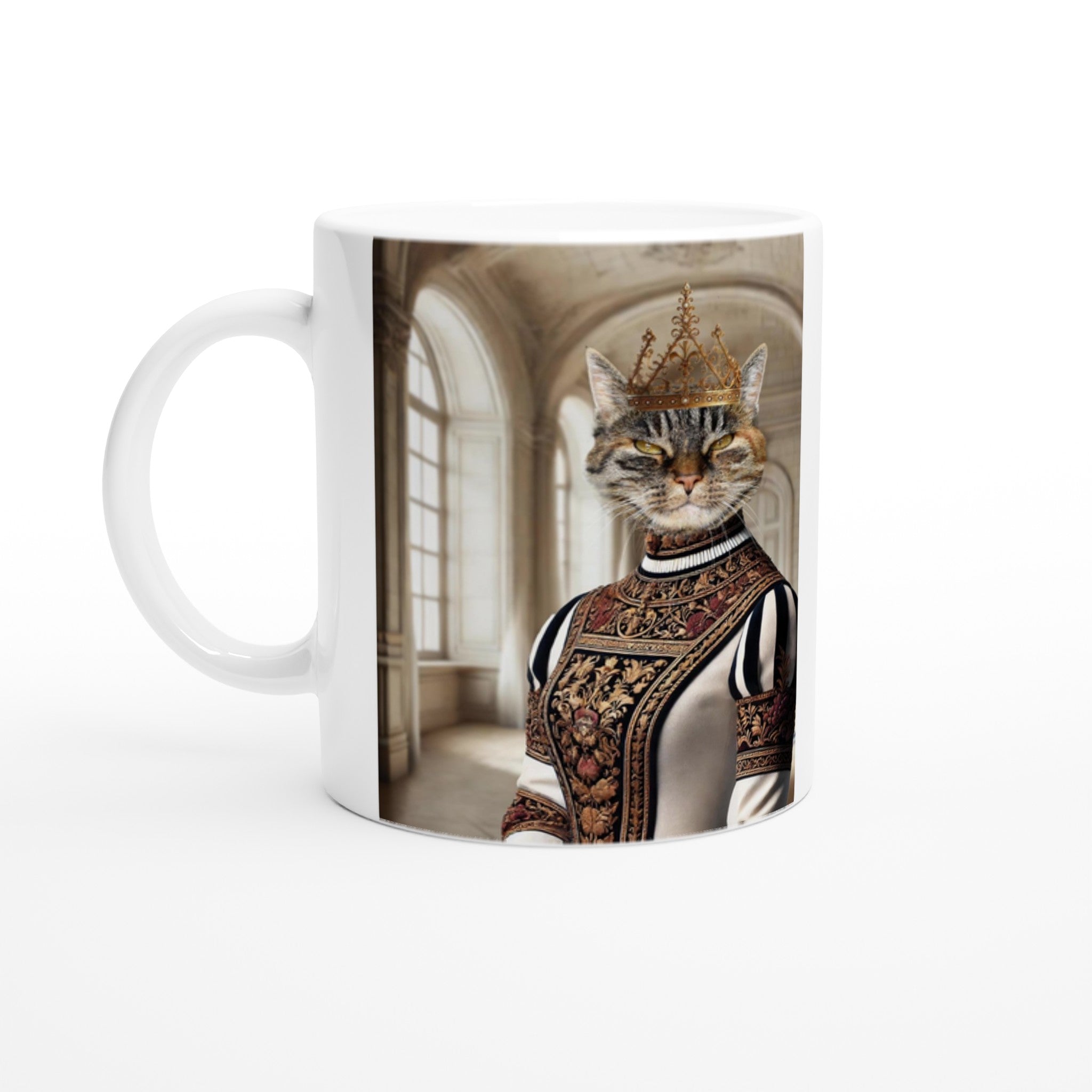 Mug blanc imprimé d’un chat aristocrate coiffé d’une couronne dorée et vêtu d’une robe brodée de style Renaissance sur fond de salle de château lumineux.