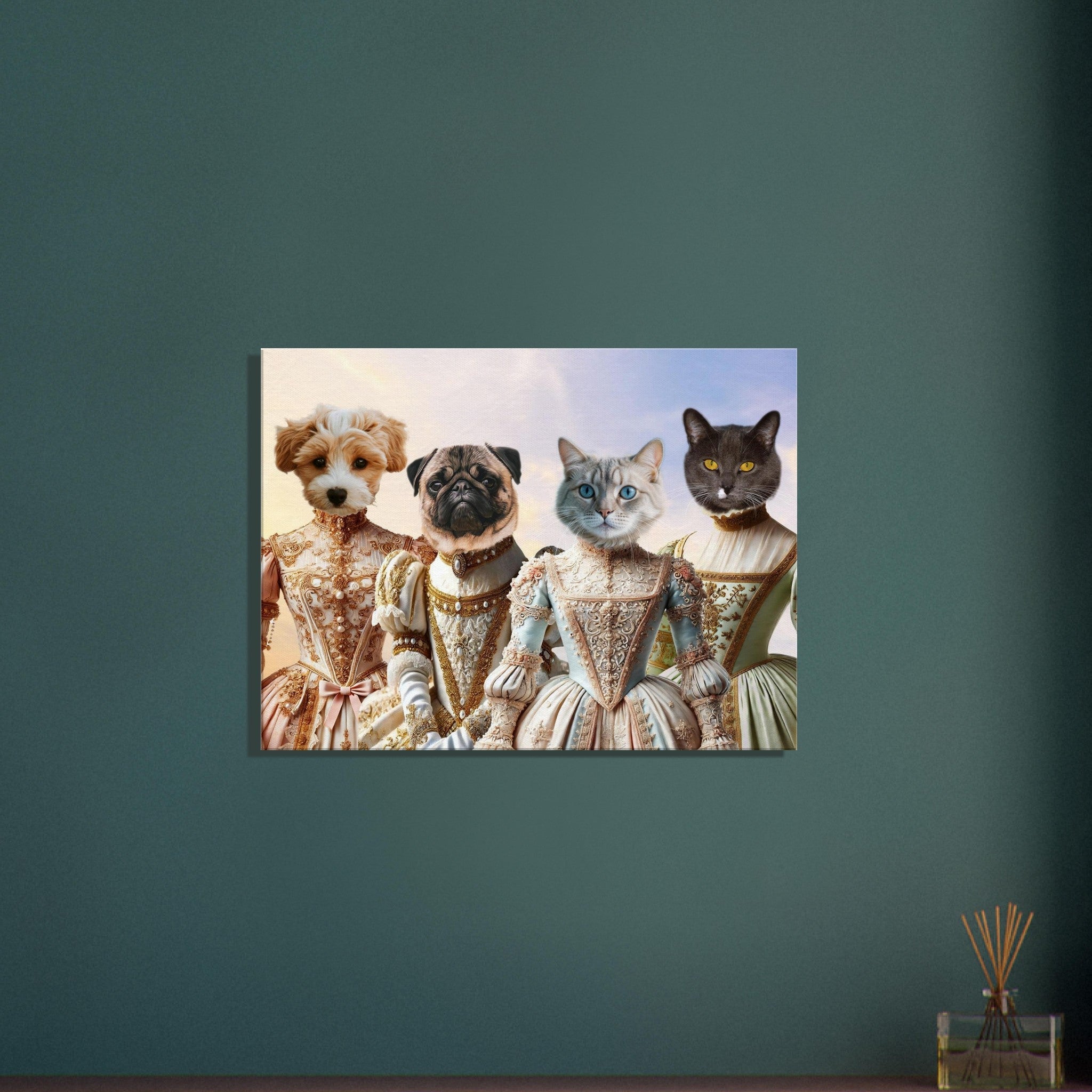 Portrait d’un chiot, d’un carlin et de deux chats anthropomorphes vêtus de somptueuses robes baroques accrochés sur un mur vert.