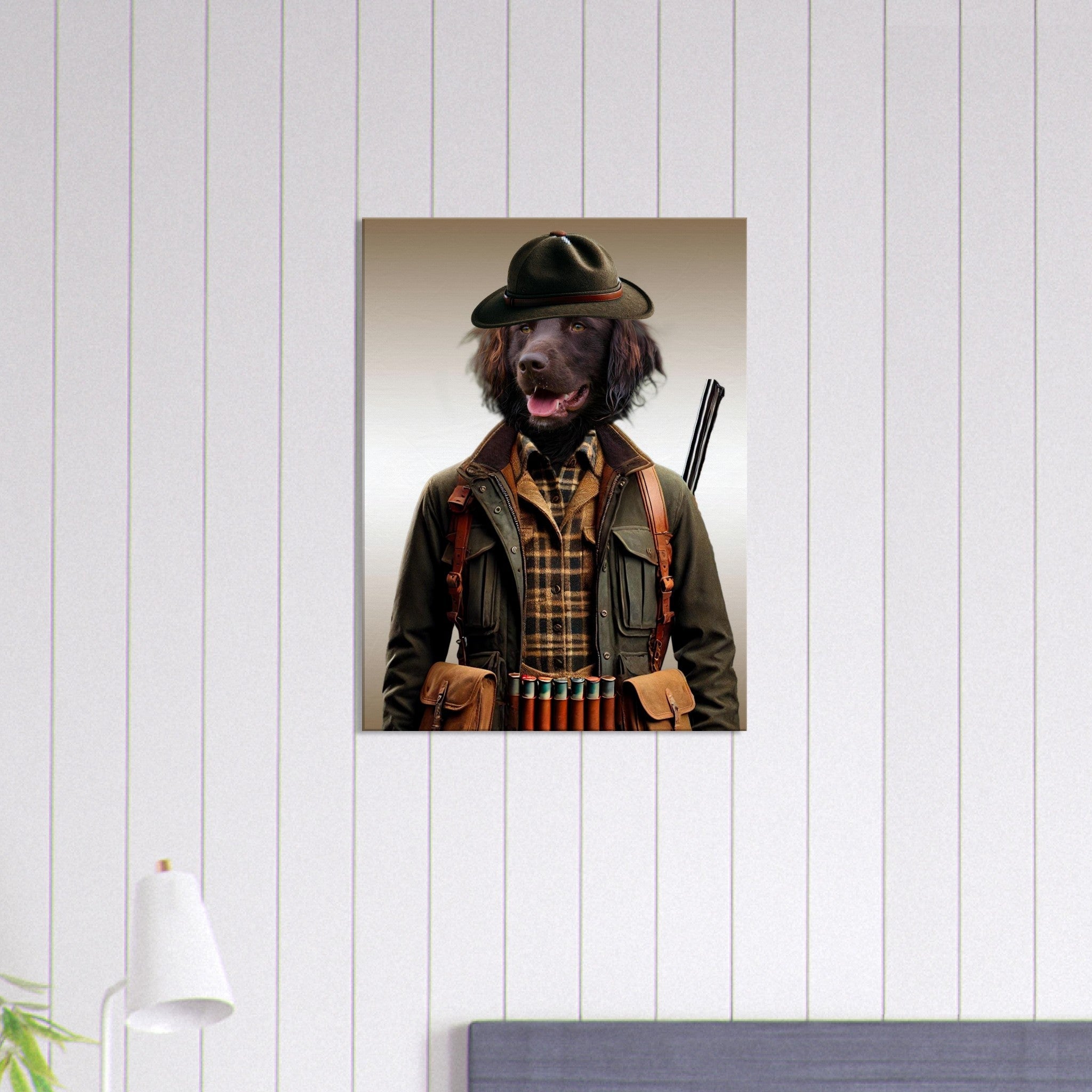 Affiche murale décorative d’un chien labrador anthropomorphe en tenue de chasse : chapeau feutre, veste kaki, chemise à carreaux, cartouchière et fusil, sur fond de lambris blancs.