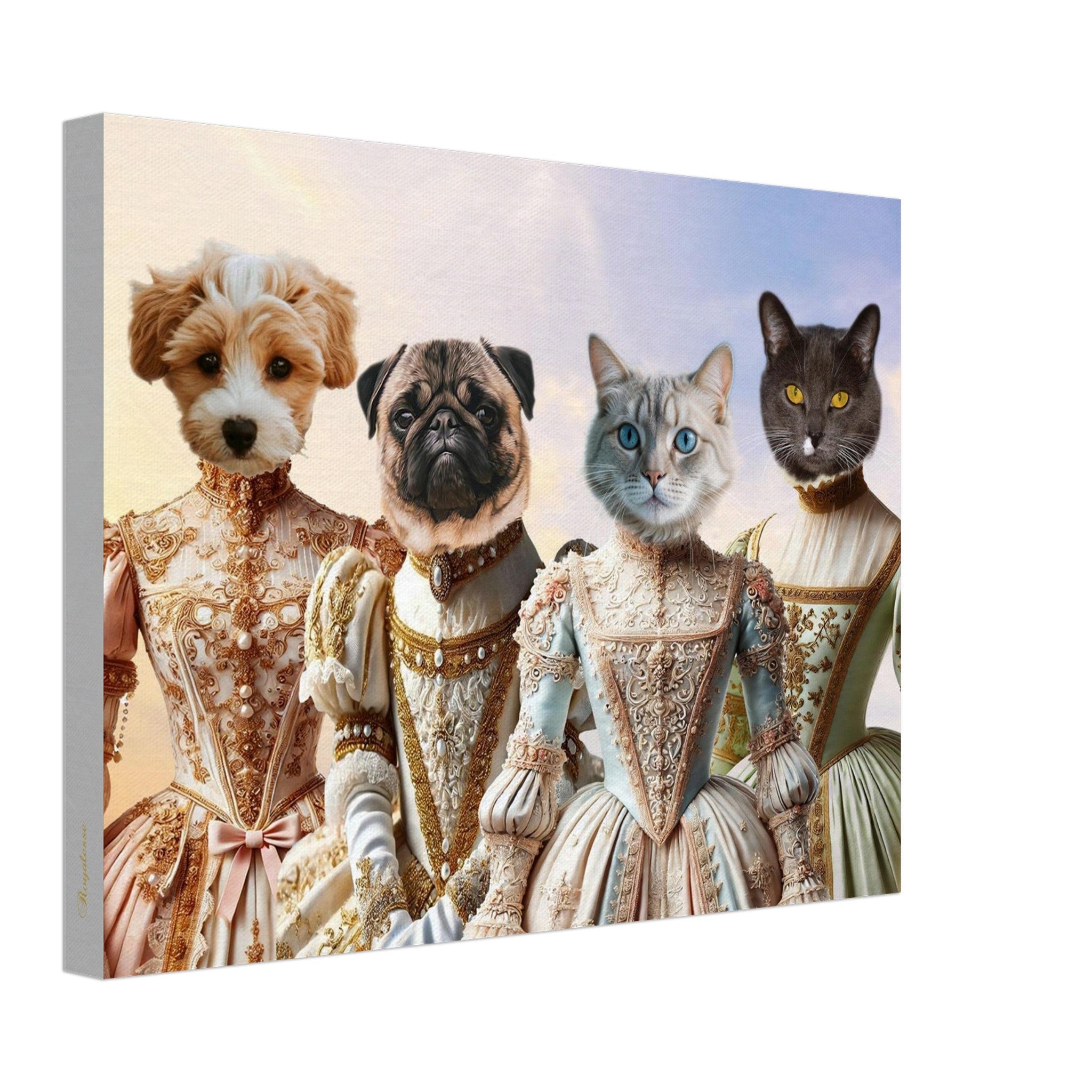 Quatre animaux aristocratiques (un Bichon havanais, un carlin, un chat tigré clair aux yeux bleus et un chat gris aux yeux jaunes) vêtus de robes baroques ornées de dentelle, perles et broderies, sur un fond lumineux.