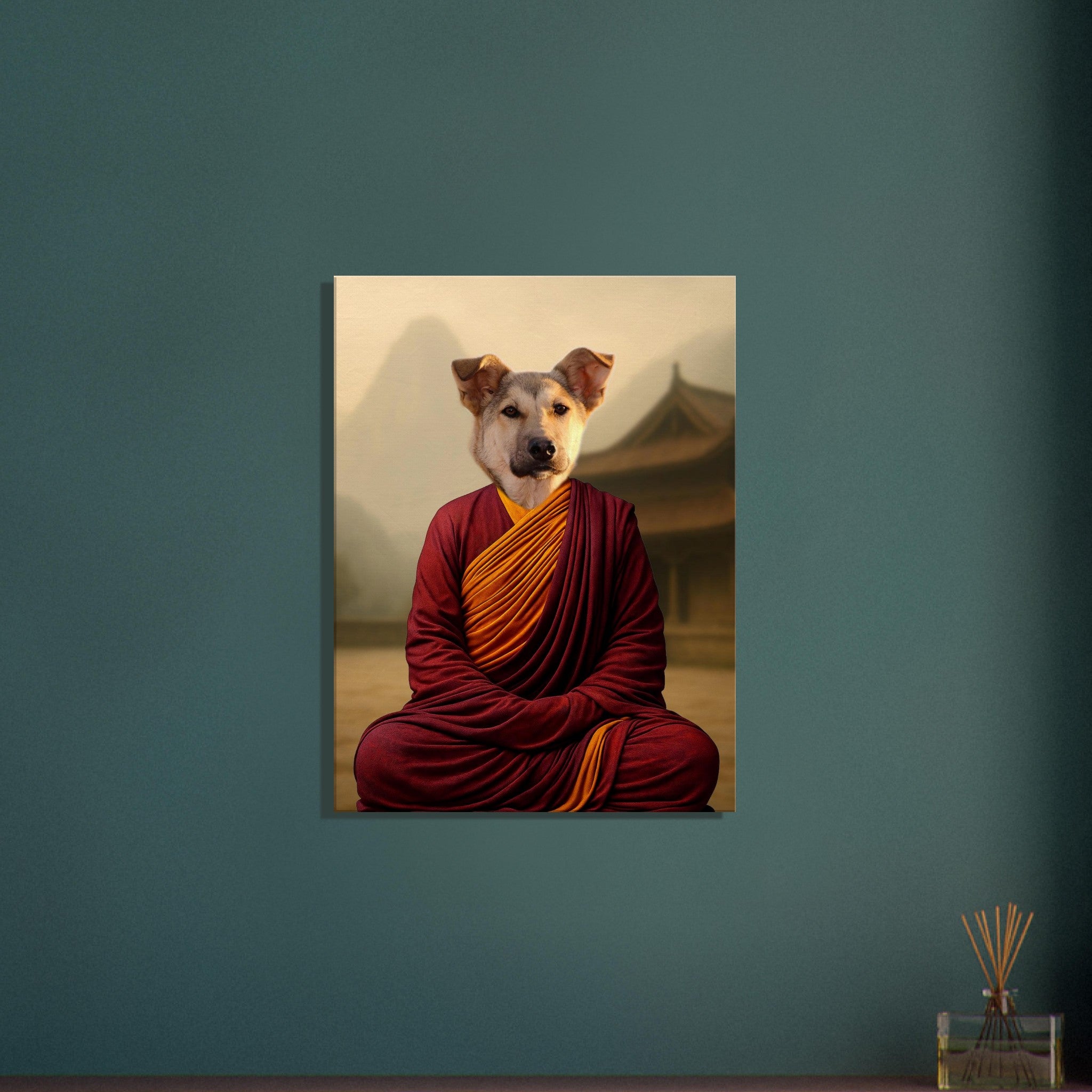Portrait mural d’un chien à la tête de moine bouddhiste, assis en posture de méditation dans une robe rouge et ocre, avec un temple ancien en arrière-plan, accroché sur un mur vert.