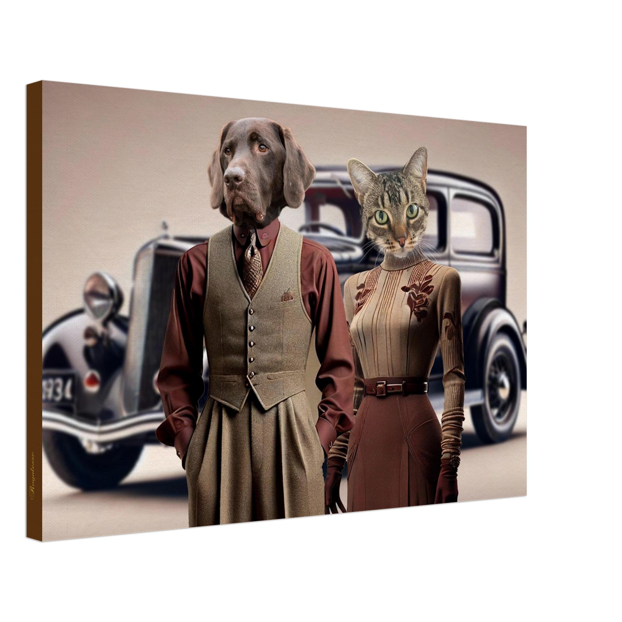 Homme en costume vintage avec tête de chien brun et femme en robe rétro à tête de chat tigré, posant devant une voiture ancienne.