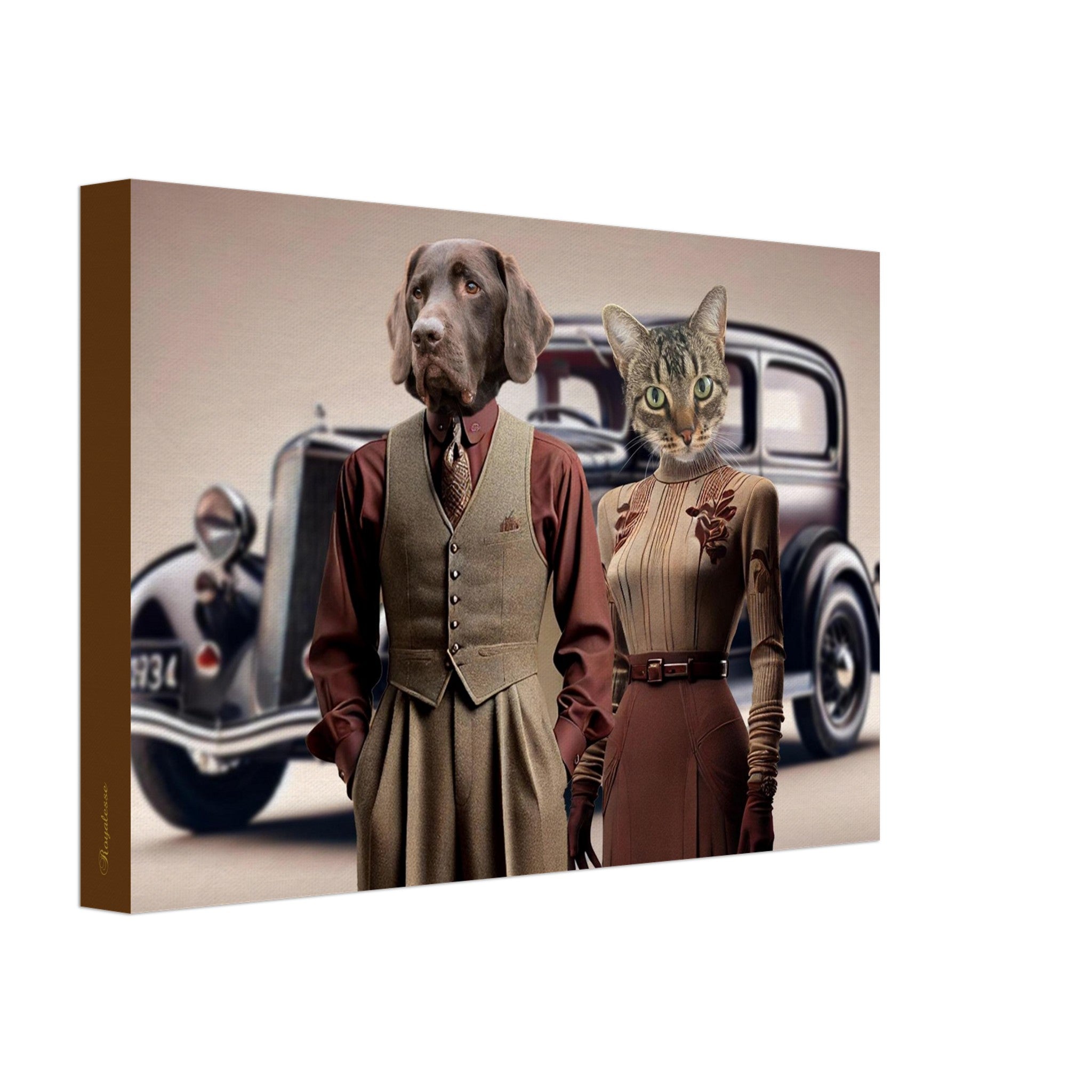 Chien et chat anthropomorphes en tenues des années 1920 (gilet en tweed et robe ceinturée) posant devant une voiture ancienne.