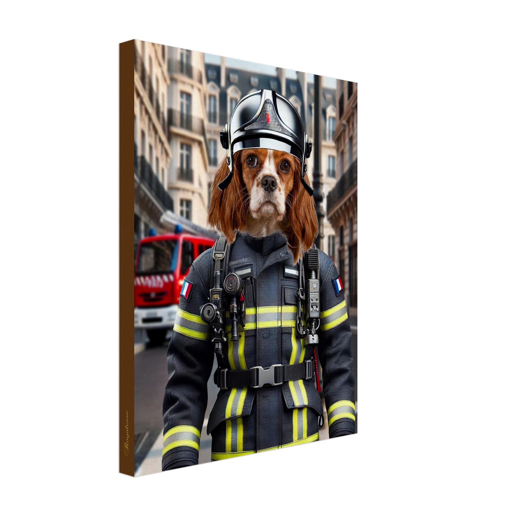 Chien Cavalier King Charles en uniforme de pompier français complet avec casque et bandes rétro-réfléchissantes, devant un camion de pompiers rouge dans une rue parisienne.