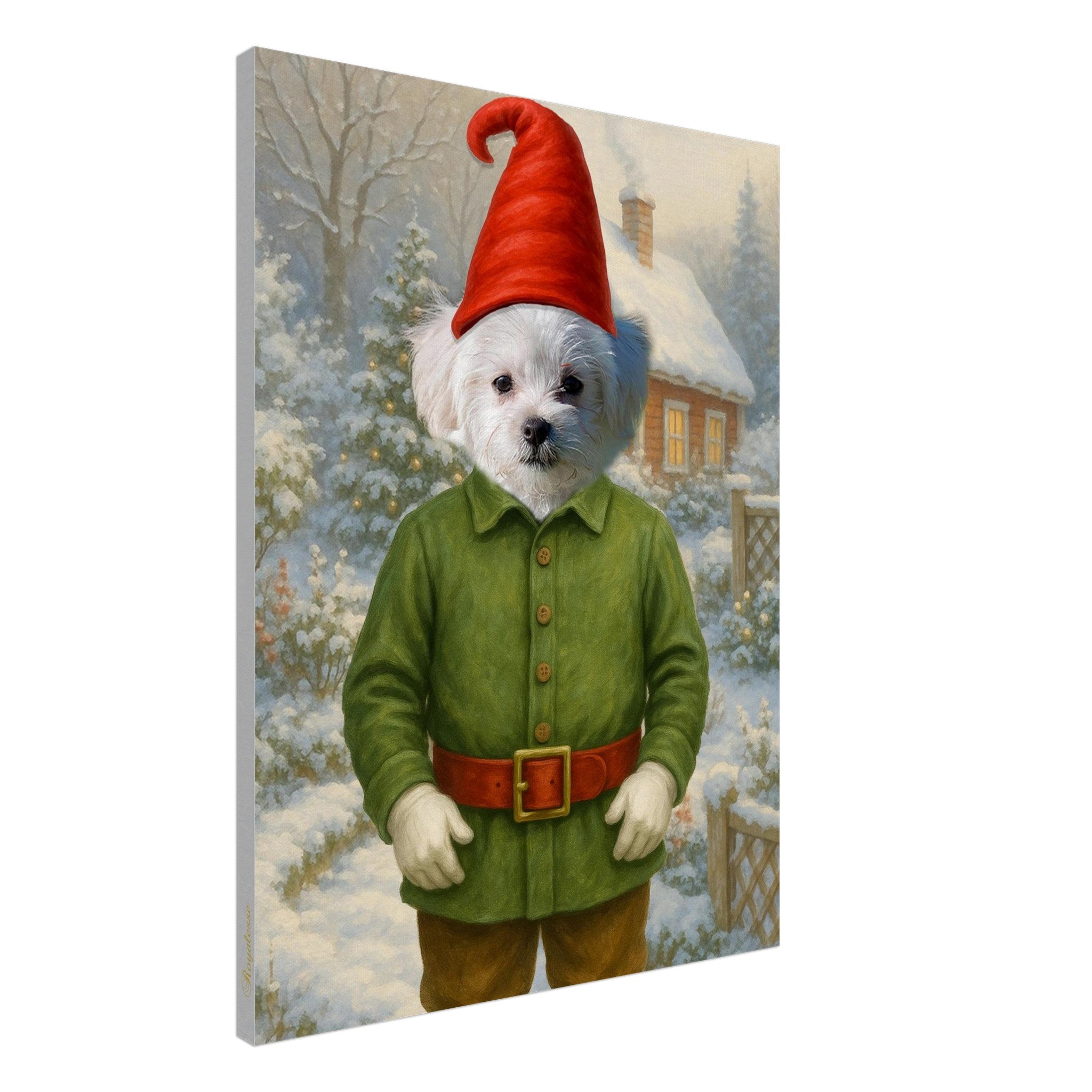 Chien blanc en costume d’elfe vert et rouge debout devant un chalet enneigé.