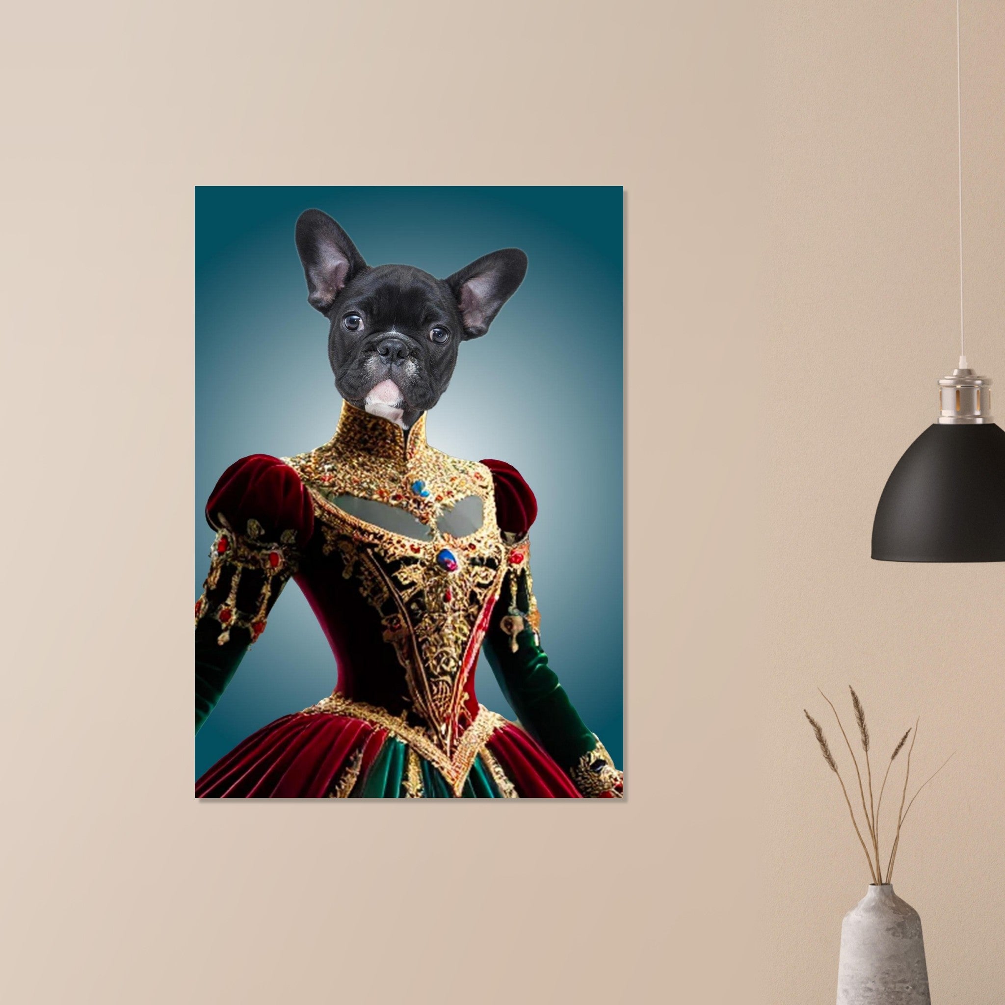 Bouledogue français noir vêtu d’une somptueuse robe renaissance en velours rouge et vert, ornée de broderies dorées et de pierres précieuses, sur fond dégradé bleu.